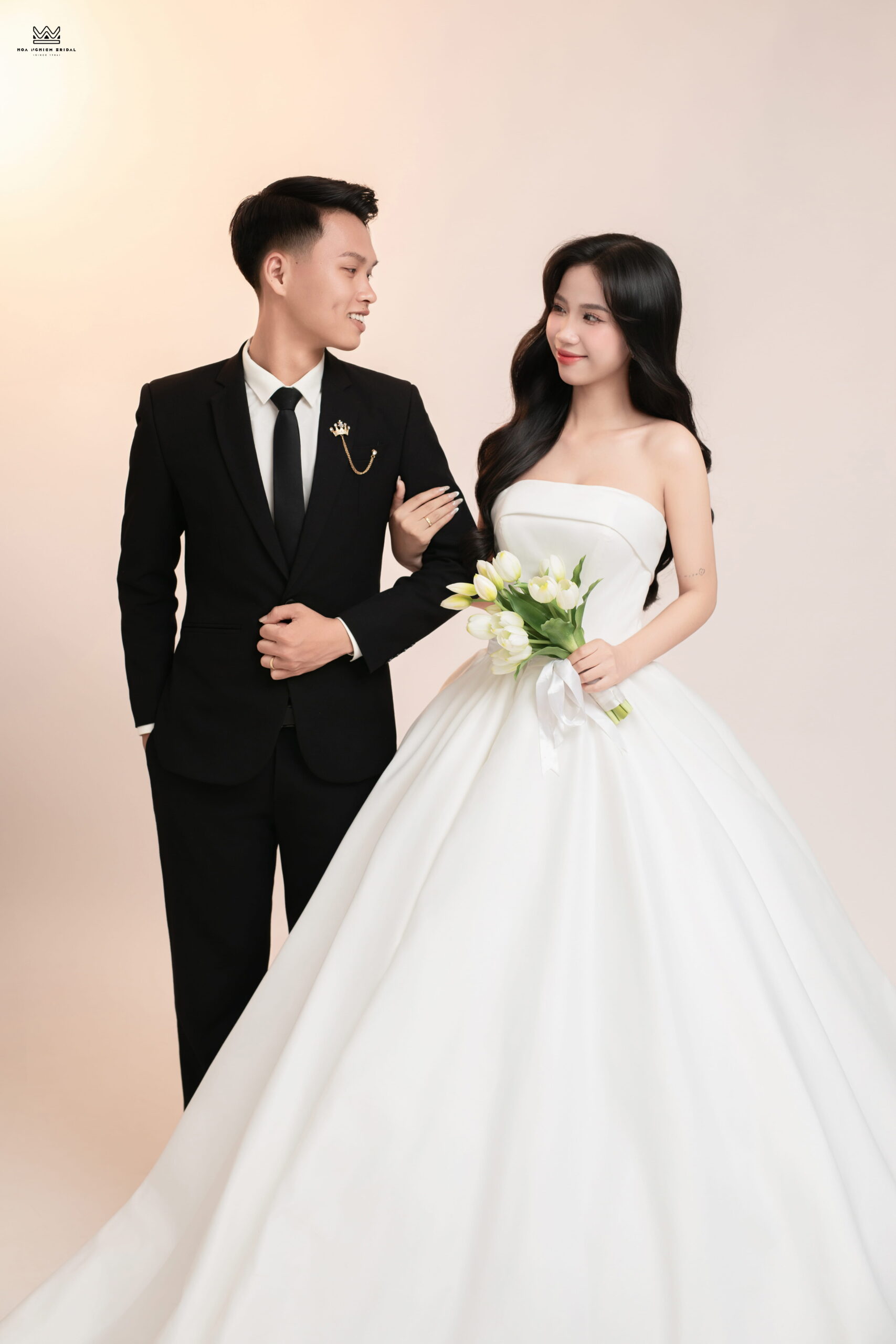 Ảnh cưới studio Văn Huy và Nhã Phương nắm tay nhau với bó hoa tulip phong cách nhẹ nhàng tại Huế