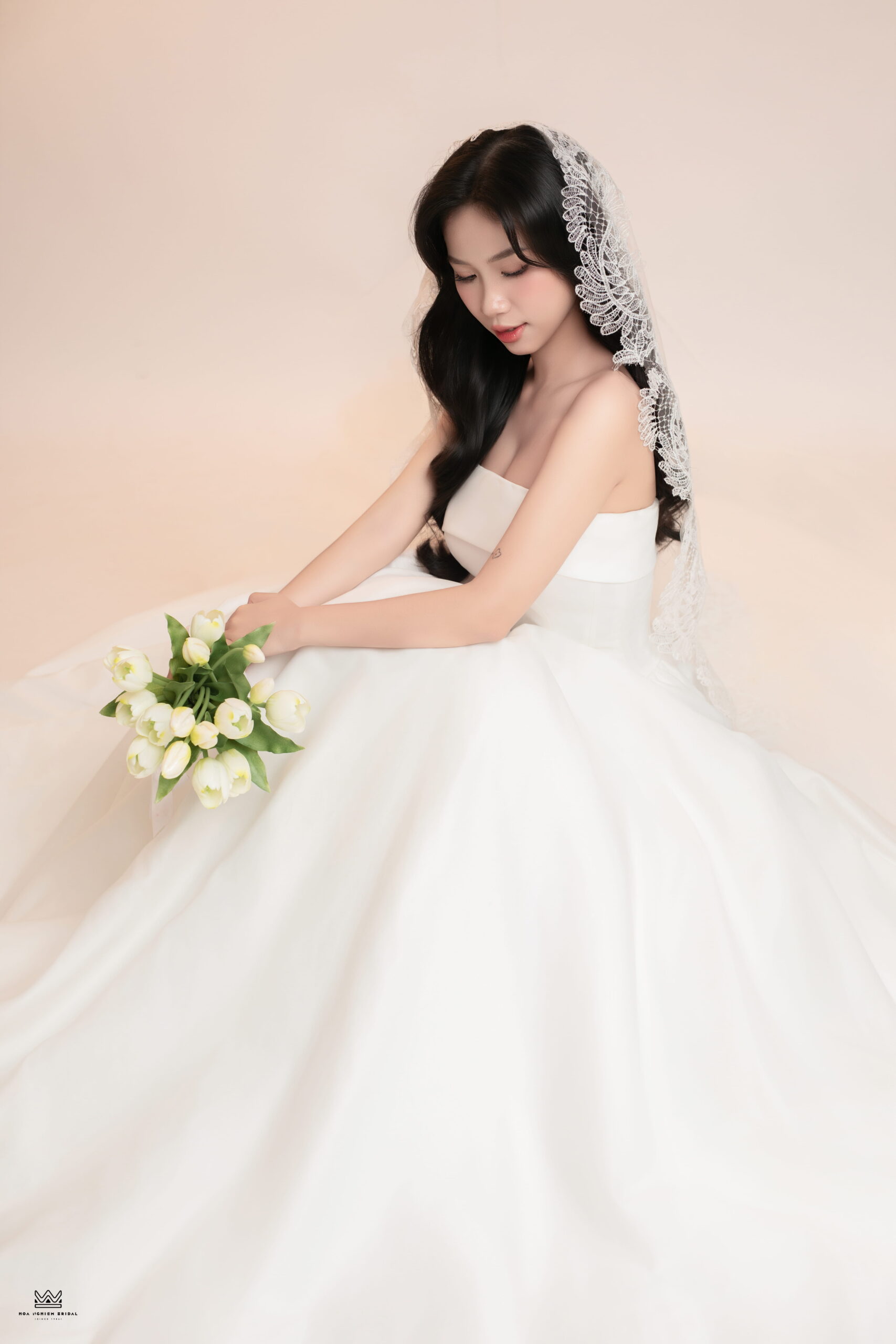 Cô dâu Nhã Phương trong váy cưới trắng chụp ảnh cưới studio phong cách nhẹ nhàng tại Huế
