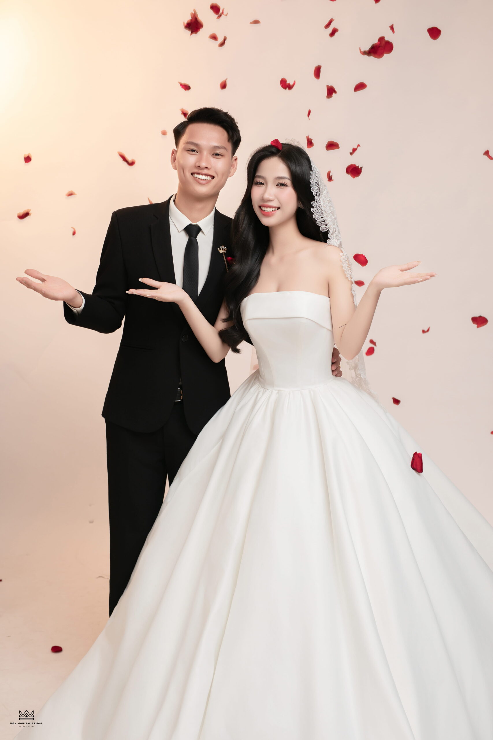 Cặp đôi Văn Huy Nhã Phương chụp ảnh cưới studio với cánh hoa rơi phong cách tươi sáng tại Huế