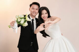Chụp ảnh cưới studio nhẹ nhàng Văn Huy và Nhã Phương tạo dáng trái tim với hoa tulip tại Hoa Nghiêm Bridal Huế