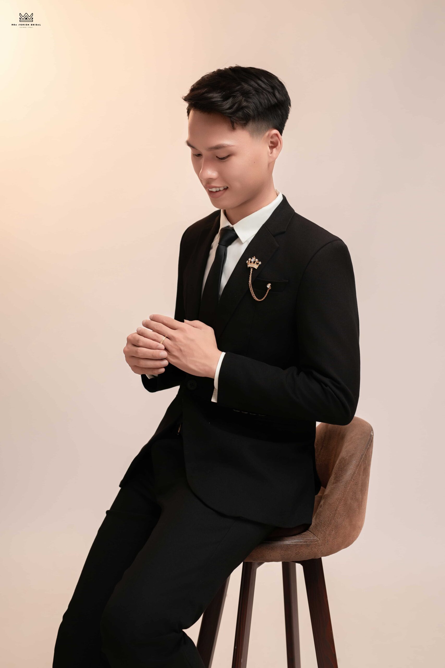 Chú rể Văn Huy chụp ảnh cưới studio phong cách lịch lãm tại Hoa Nghiêm Bridal Huế