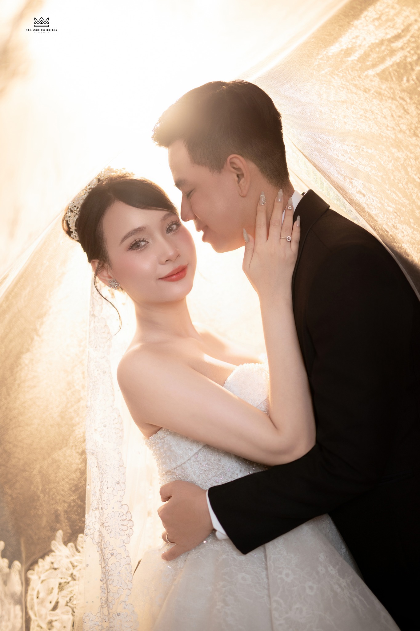 Chụp ảnh cưới Studio sử dụng ánh sáng backlight cặp đôi ôm nhau lãng mạn