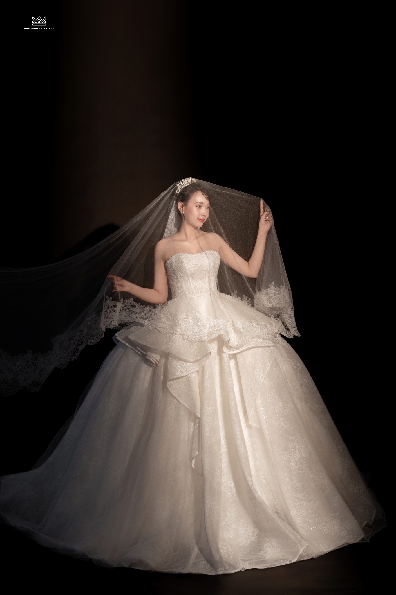 Cô dâu chụp ảnh cưới studio sử dụng ánh sáng backlight với váy bồng