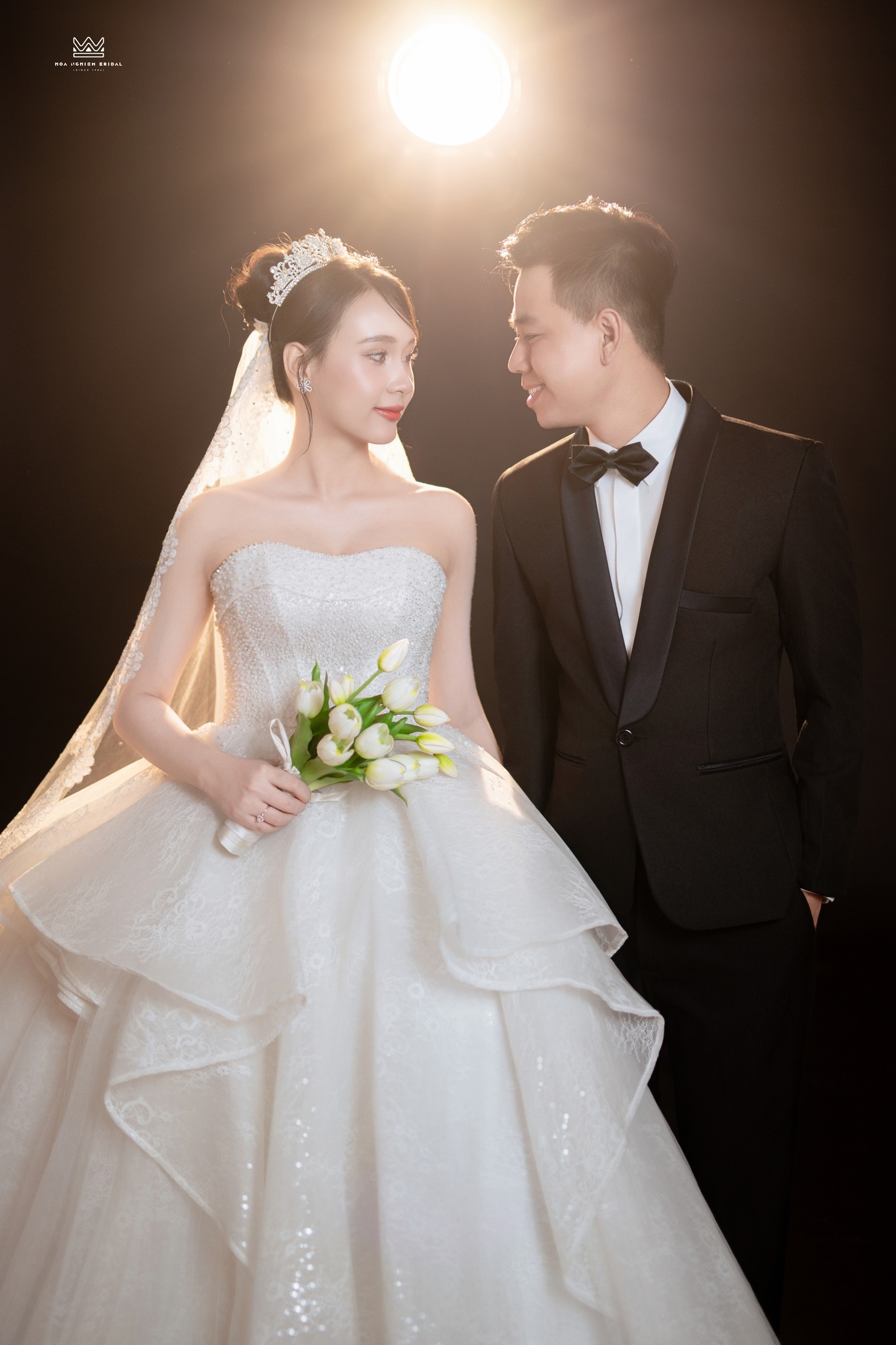 Chụp ảnh cưới Studio sử dụng ánh sáng backlight cô dâu chú rể nhìn nhau tự nhiên