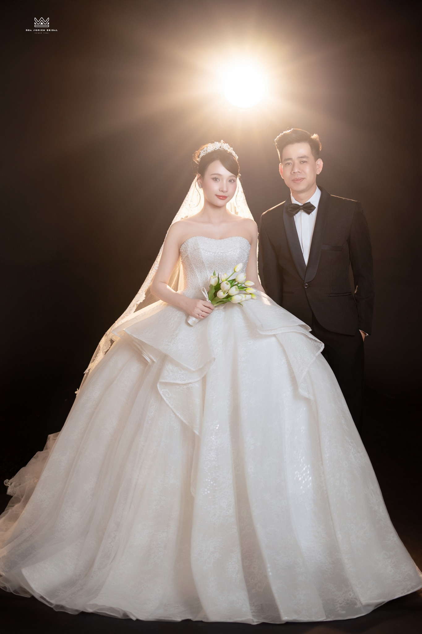 Ảnh cưới studio backlight cô dâu chú rể tạo dáng trang trọng nền tối