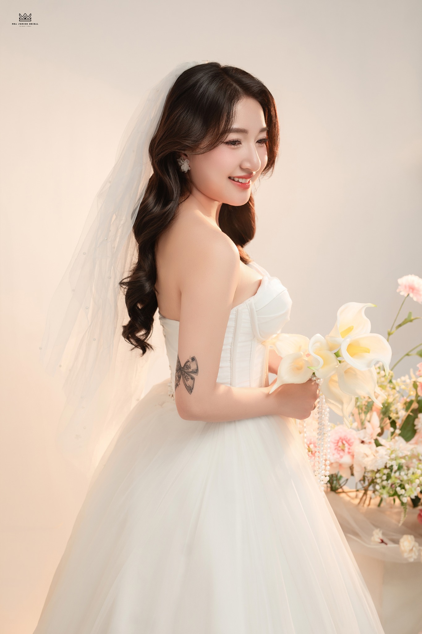 Chân dung cô dâu Nguyên Đồng chụp ảnh cưới studio ánh sáng tự nhiên tại Huế