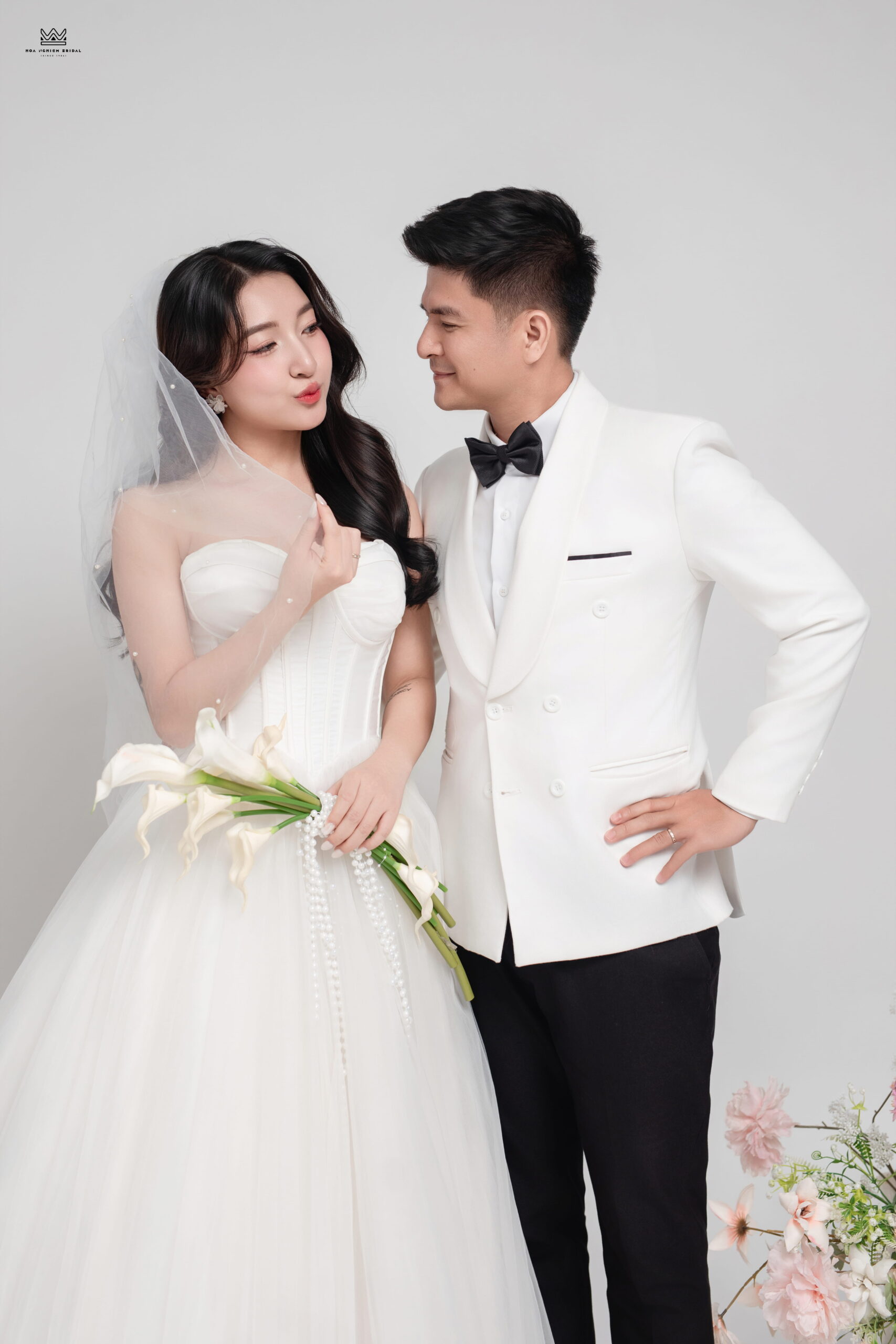 Cặp đôi Thanh Long Nguyên Đồng chụp ảnh cưới studio với ánh nhìn tình cảm tự nhiên tại Huế