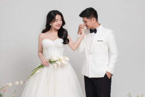 Chụp ảnh cưới studio Thanh Long và Nguyên Đồng khoảnh khắc chú rể hôn tay cô dâu tại Huế