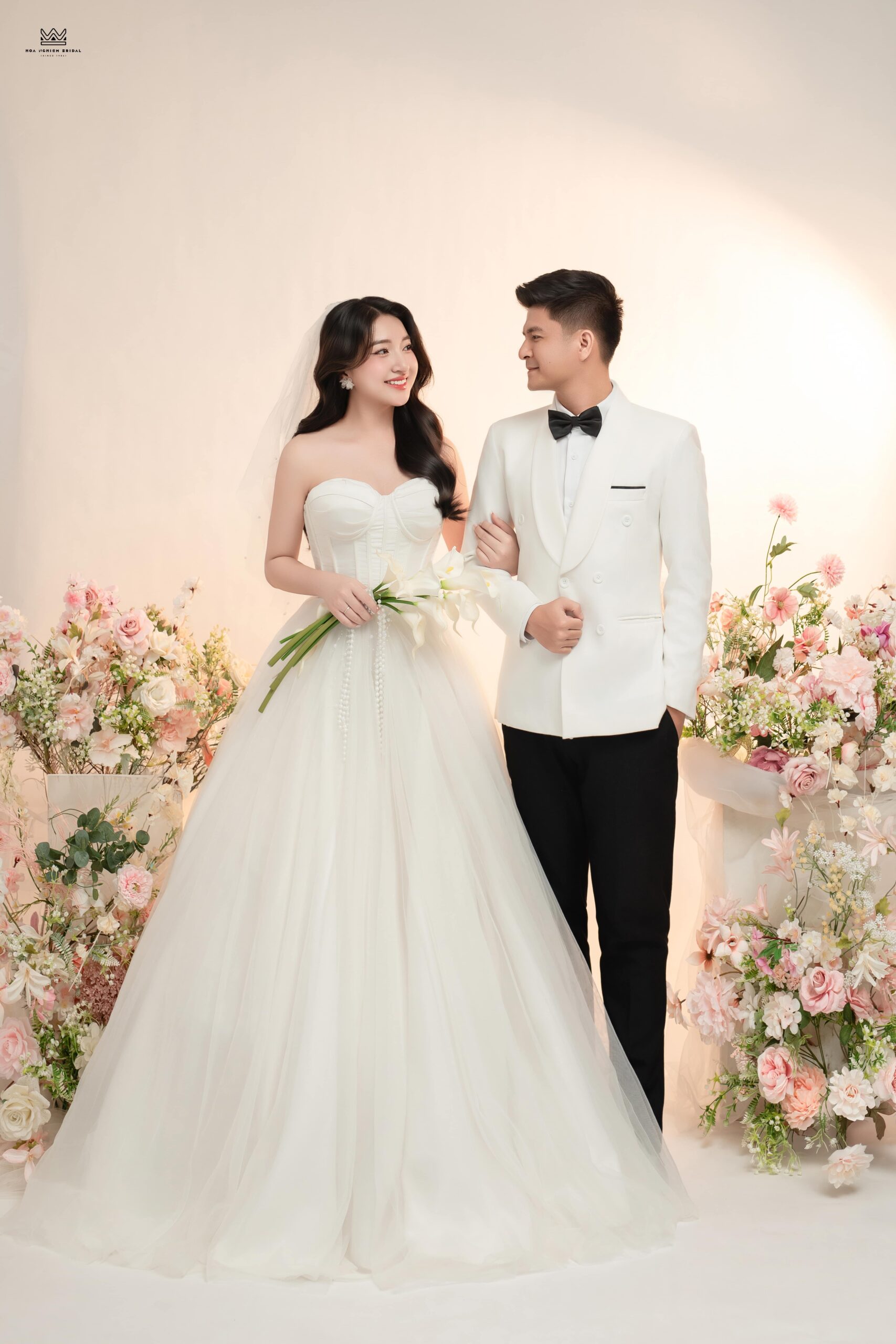 Thanh Long và Nguyên Đồng chụp ảnh cưới studio phong cách nhẹ nhàng với ánh sáng ấm tại Huế