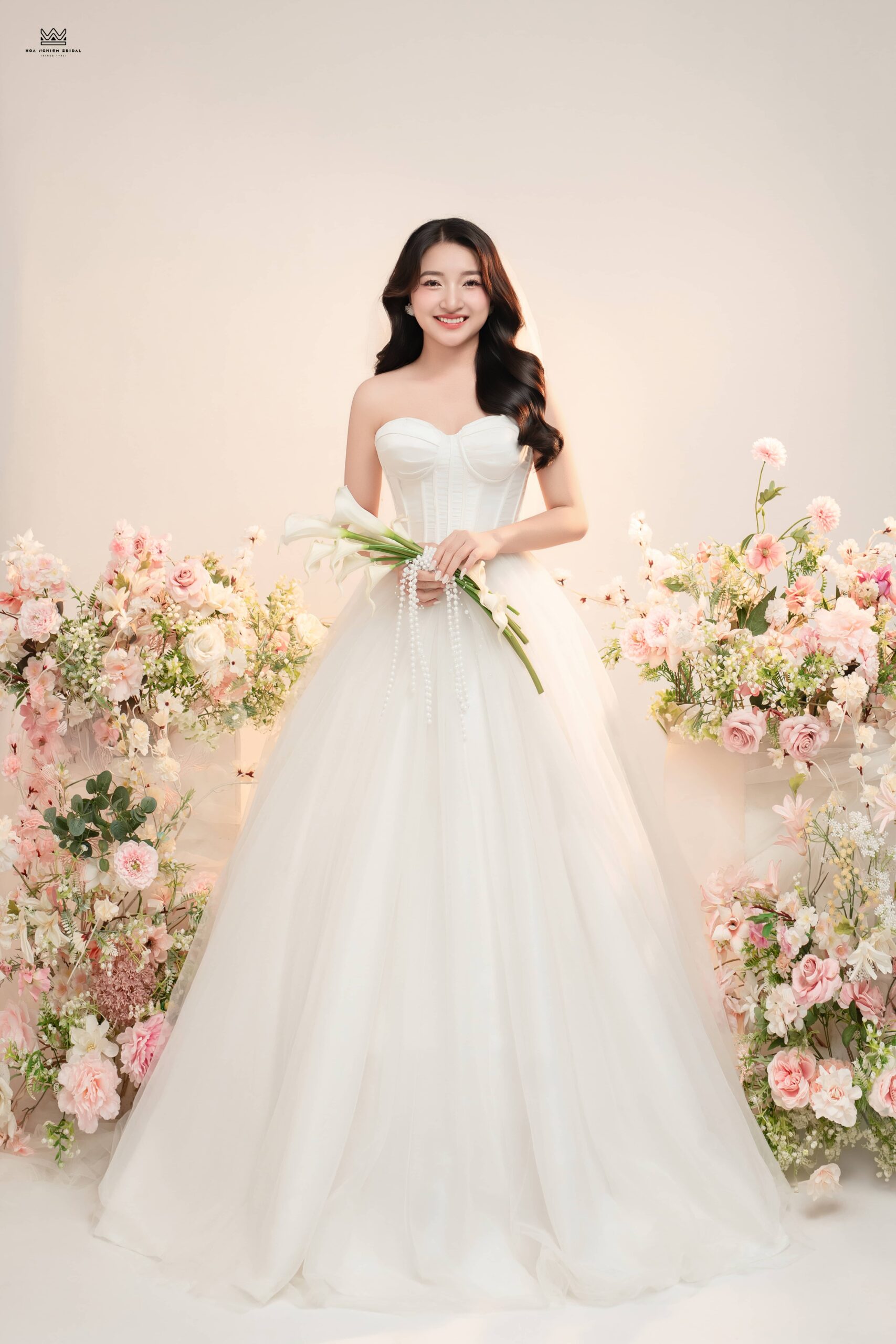 Cô dâu Nguyên Đồng chụp ảnh cưới studio một mình với váy cưới bồng và hoa tươi tại Huế