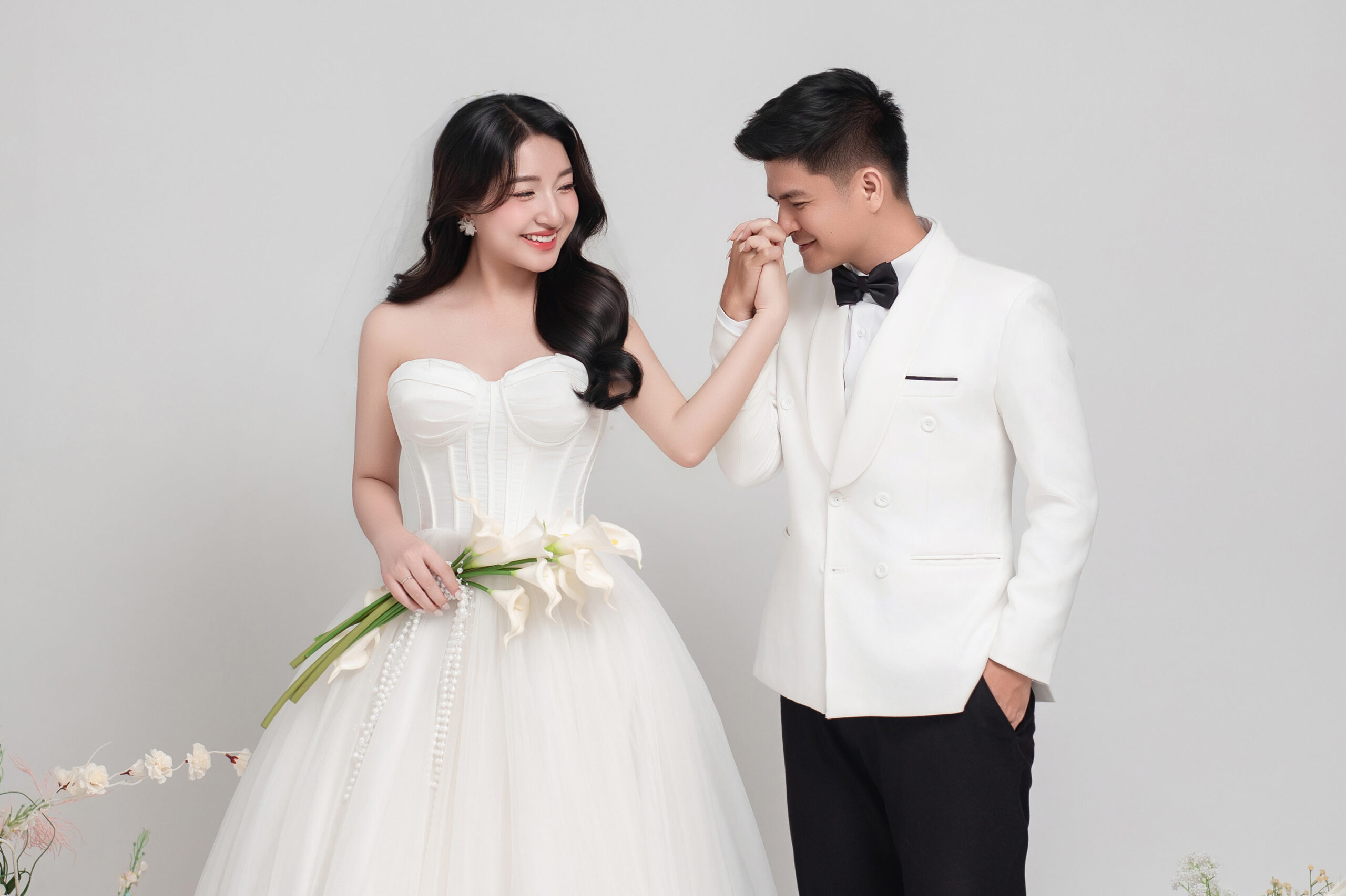 Chụp ảnh cưới studio Thanh Long và Nguyên Đồng khoảnh khắc chú rể hôn tay cô dâu tại Huế