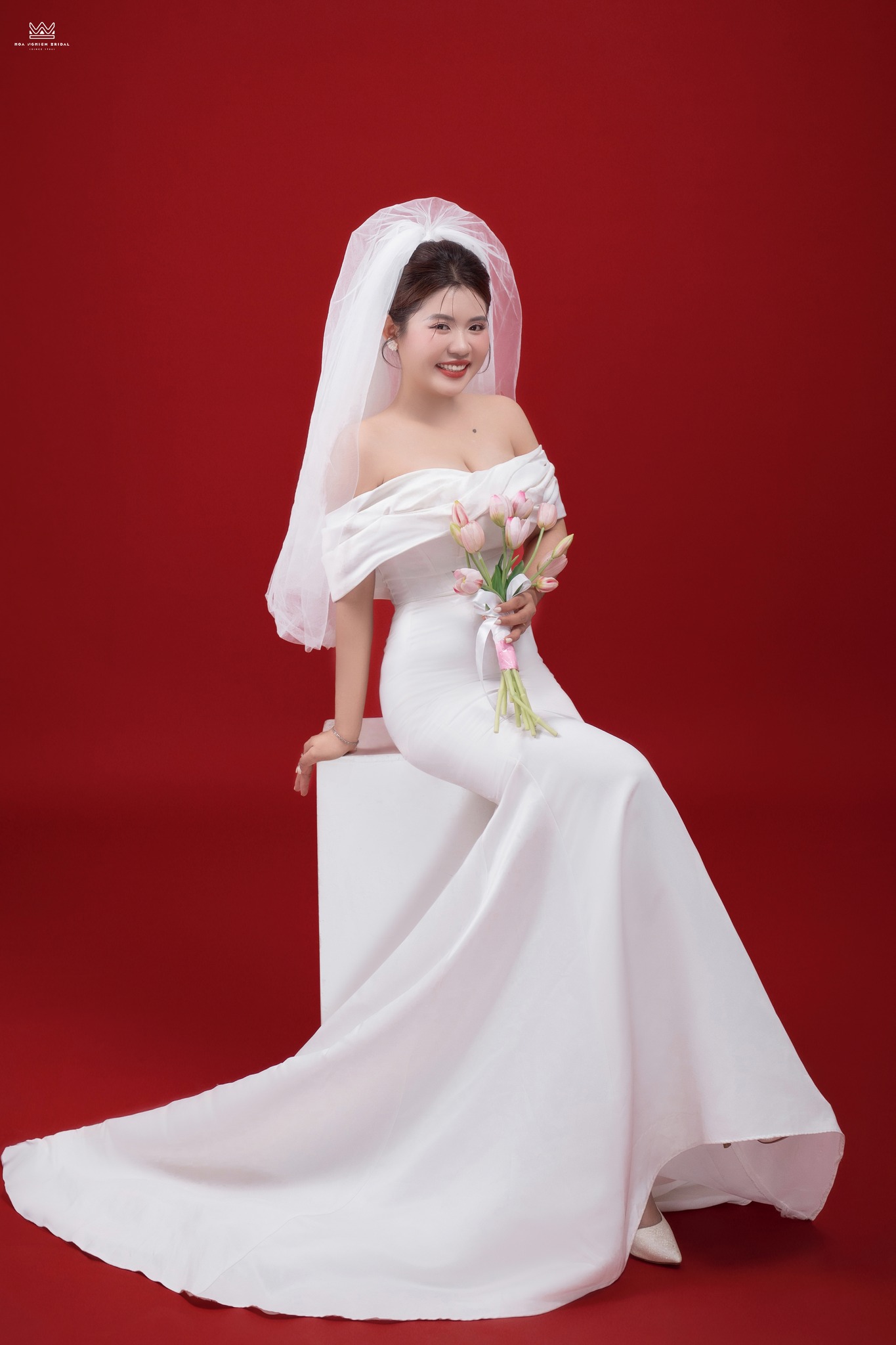 Cô dâu chụp ảnh cưới studio một mình với váy cưới trắng nền đỏ