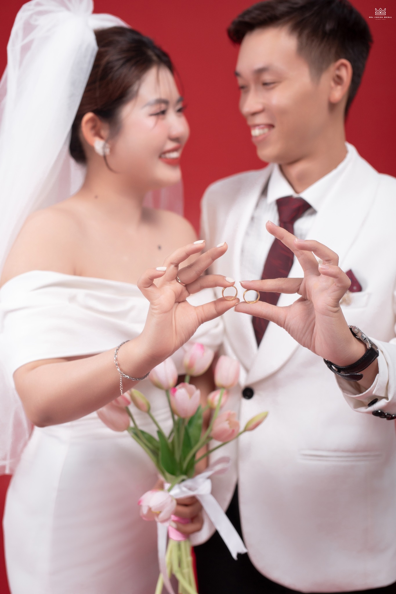 Cận cảnh nhẫn cưới trong ảnh cưới studio cô dâu chú rể tại Huế