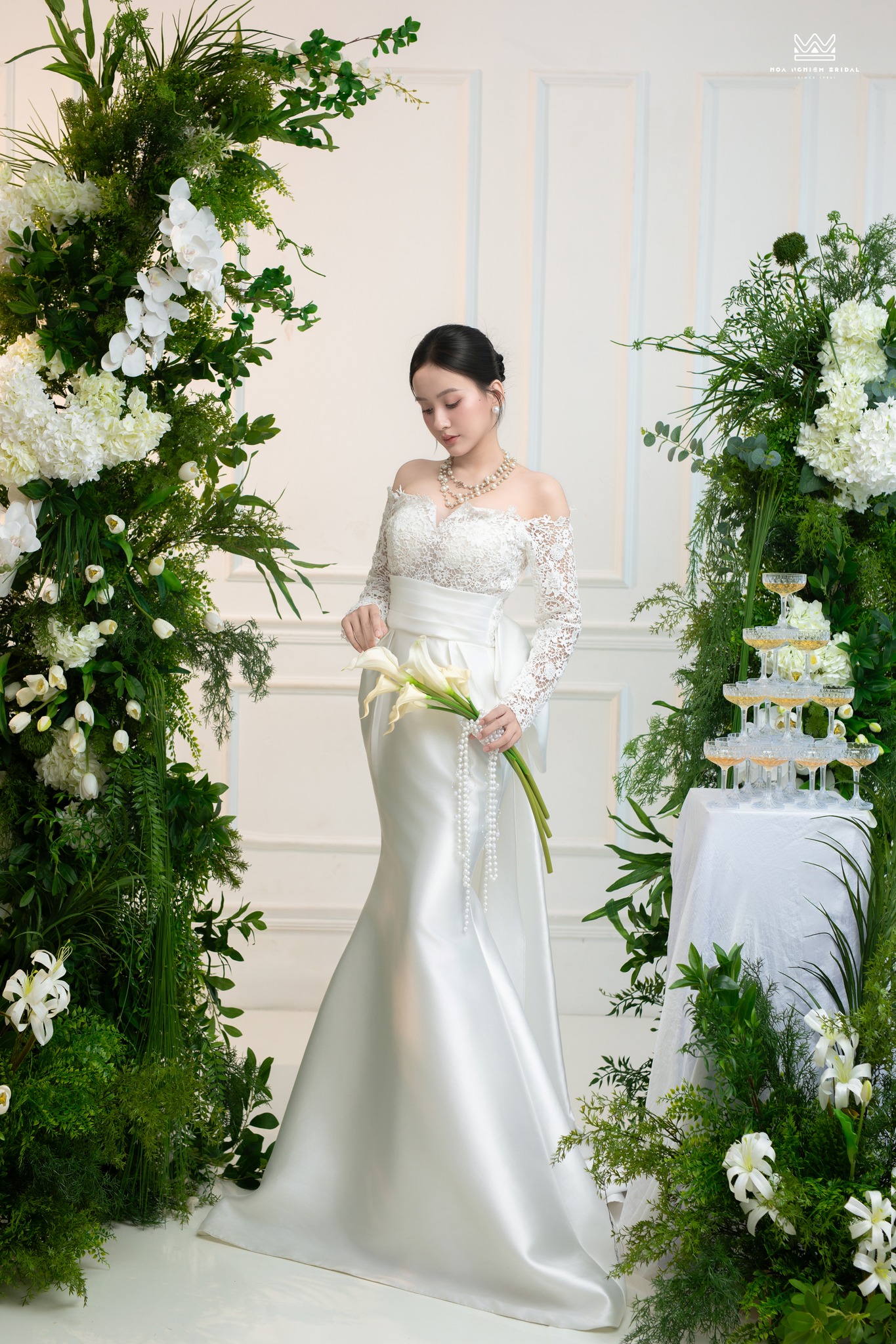 Chụp ảnh cưới Studio sắc xanh thanh lịch với cô dâu cầm hoa calla sang trọng tại Hoa Nghiêm Bridal