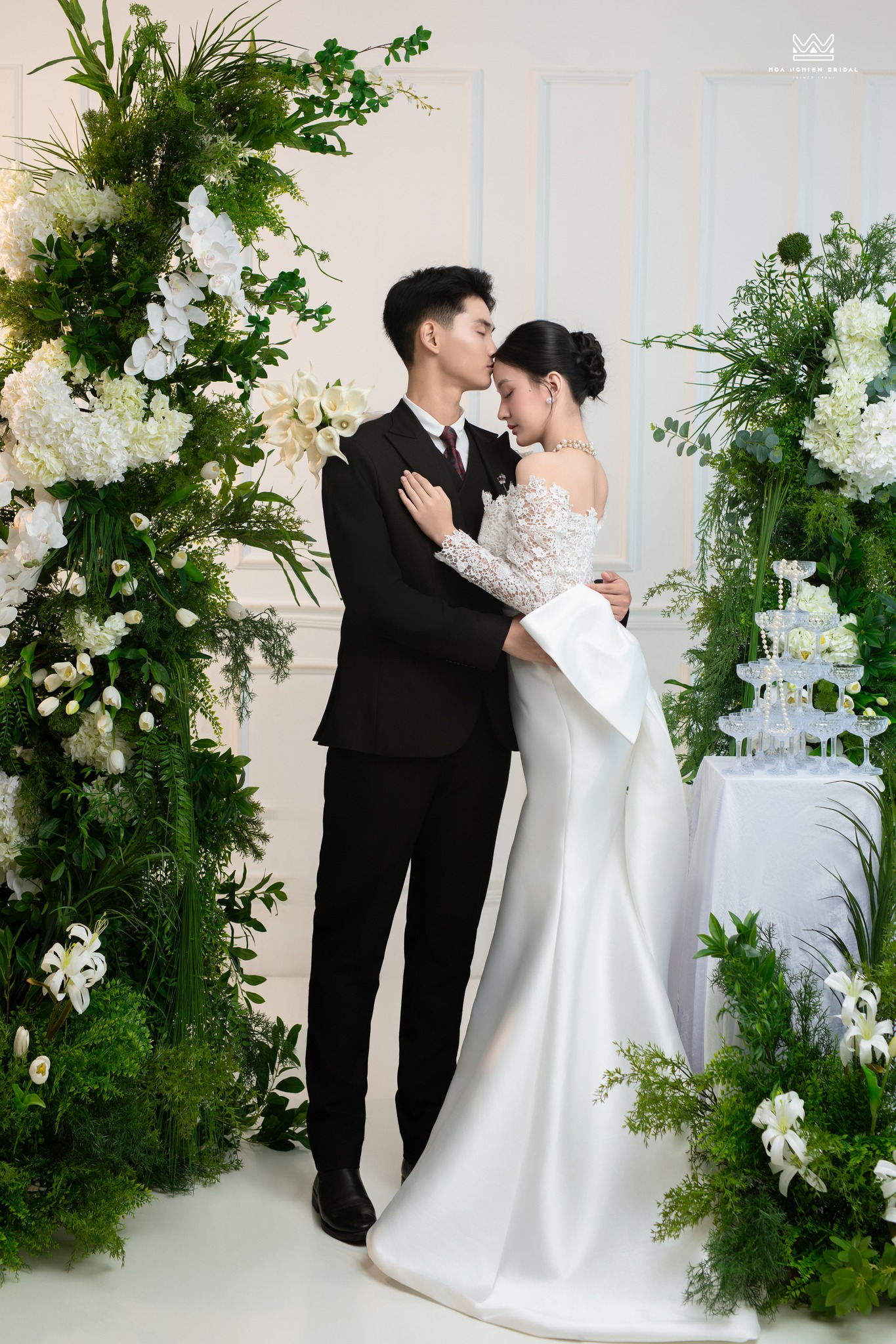 Chụp ảnh cưới Studio sắc xanh với khoảnh khắc tình cảm tự nhiên trong không gian sang trọng tại Hoa Nghiêm Bridal