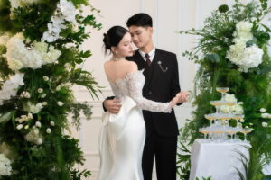 Chụp ảnh cưới Studio sắc xanh thanh lịch trong không gian sang trọng với khoảnh khắc ôm nhau nhẹ nhàng tại Hoa Nghiêm Bridal