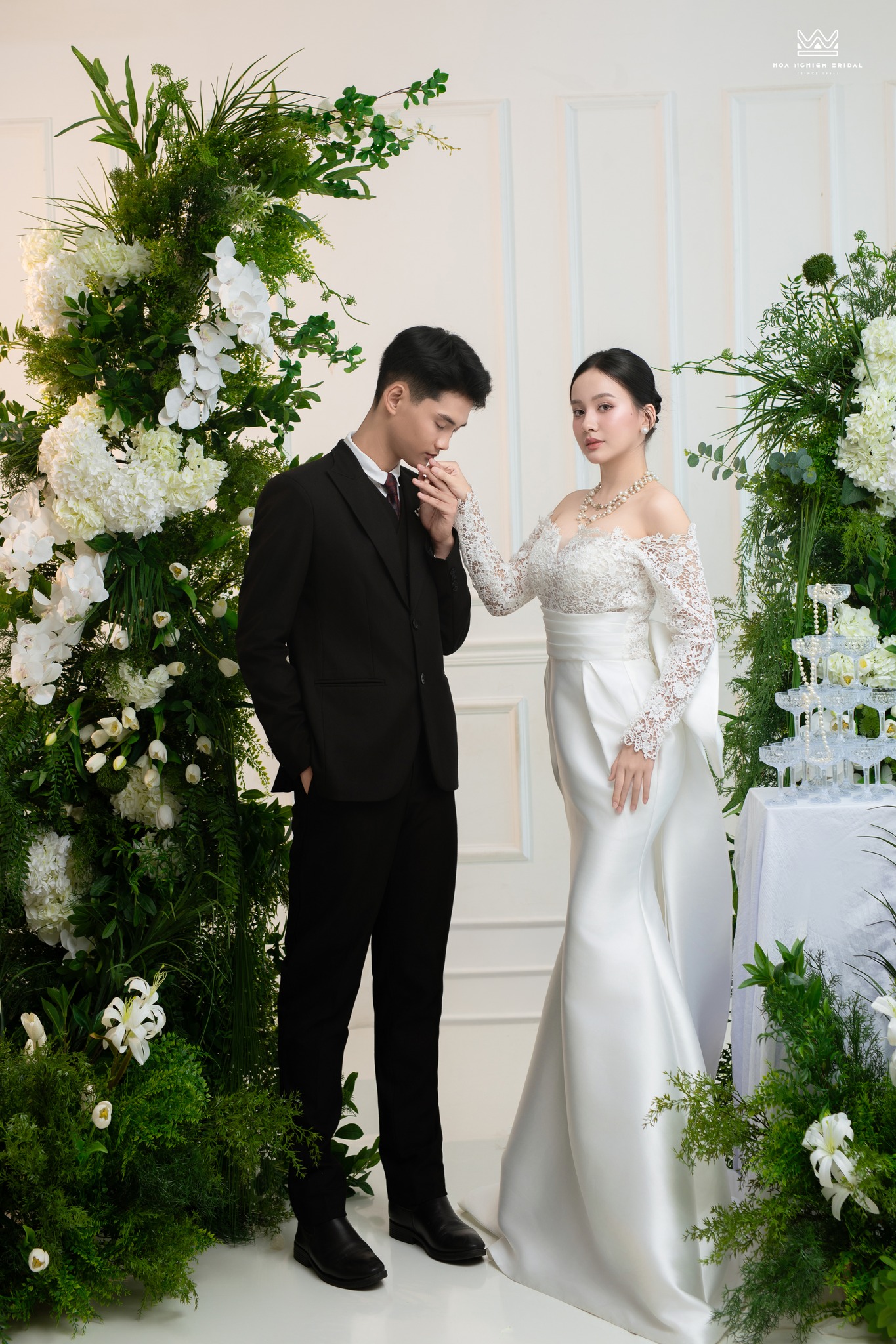 Chụp ảnh cưới Studio sắc xanh thanh lịch với tạo dáng sang trọng và ánh nhìn cuốn hút tại Hoa Nghiêm Bridal