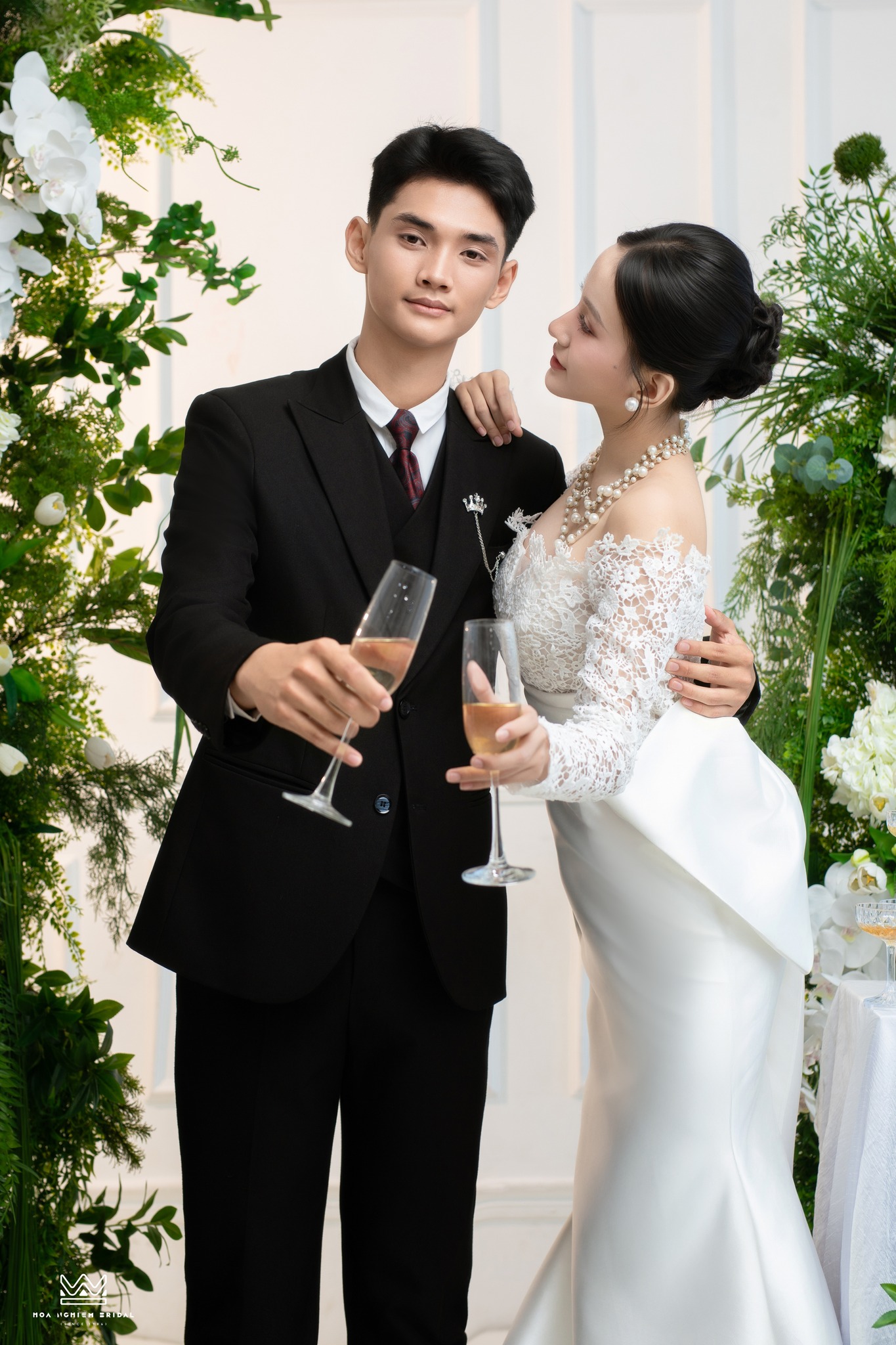 Chụp ảnh cưới Studio sắc xanh thanh lịch với khoảnh khắc nâng ly champagne sang trọng tại Hoa Nghiêm Bridal