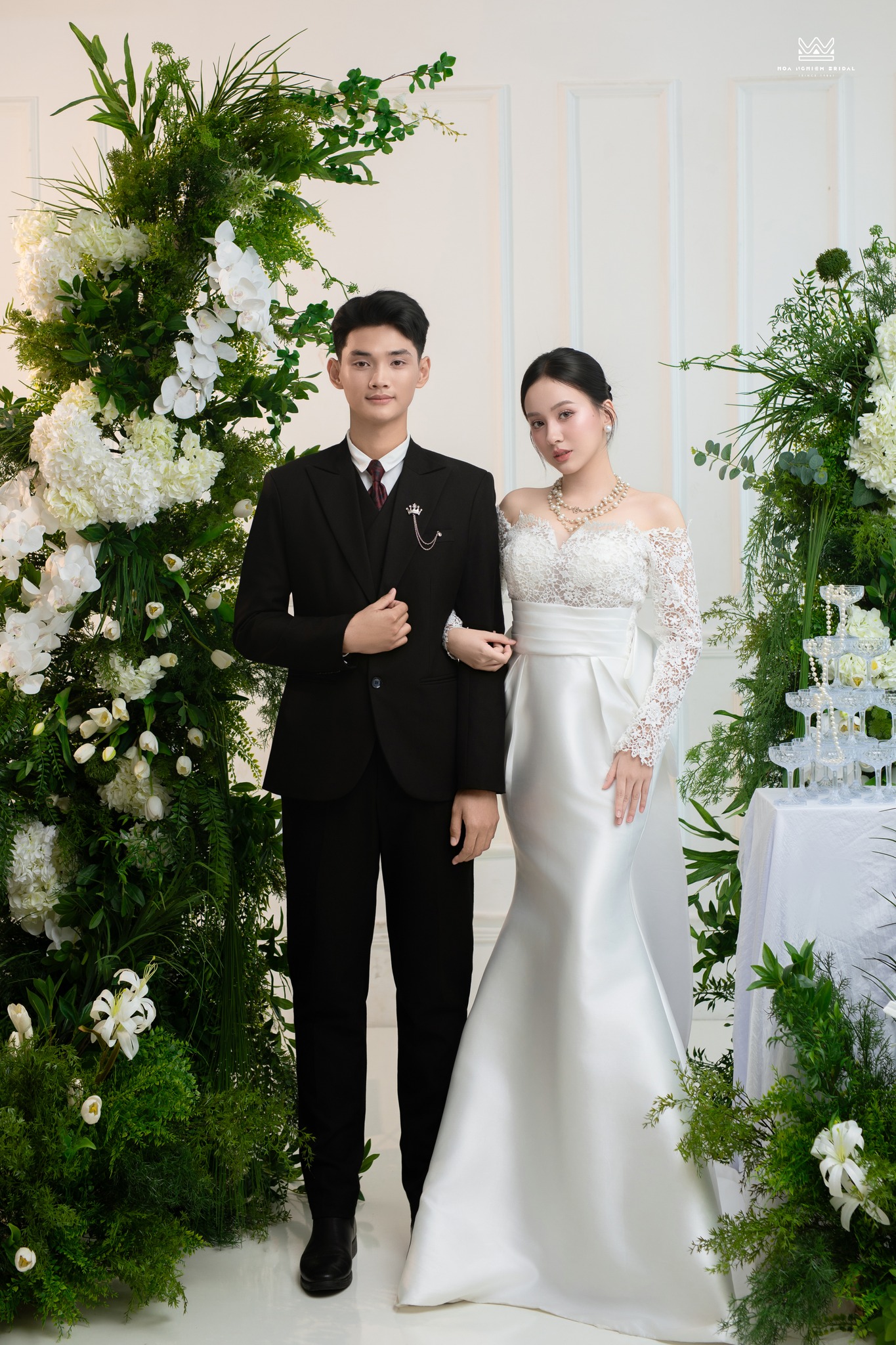 Chụp ảnh cưới Studio sắc xanh thanh lịch với bố cục cân đối và không gian sang trọng tại Hoa Nghiêm Bridal