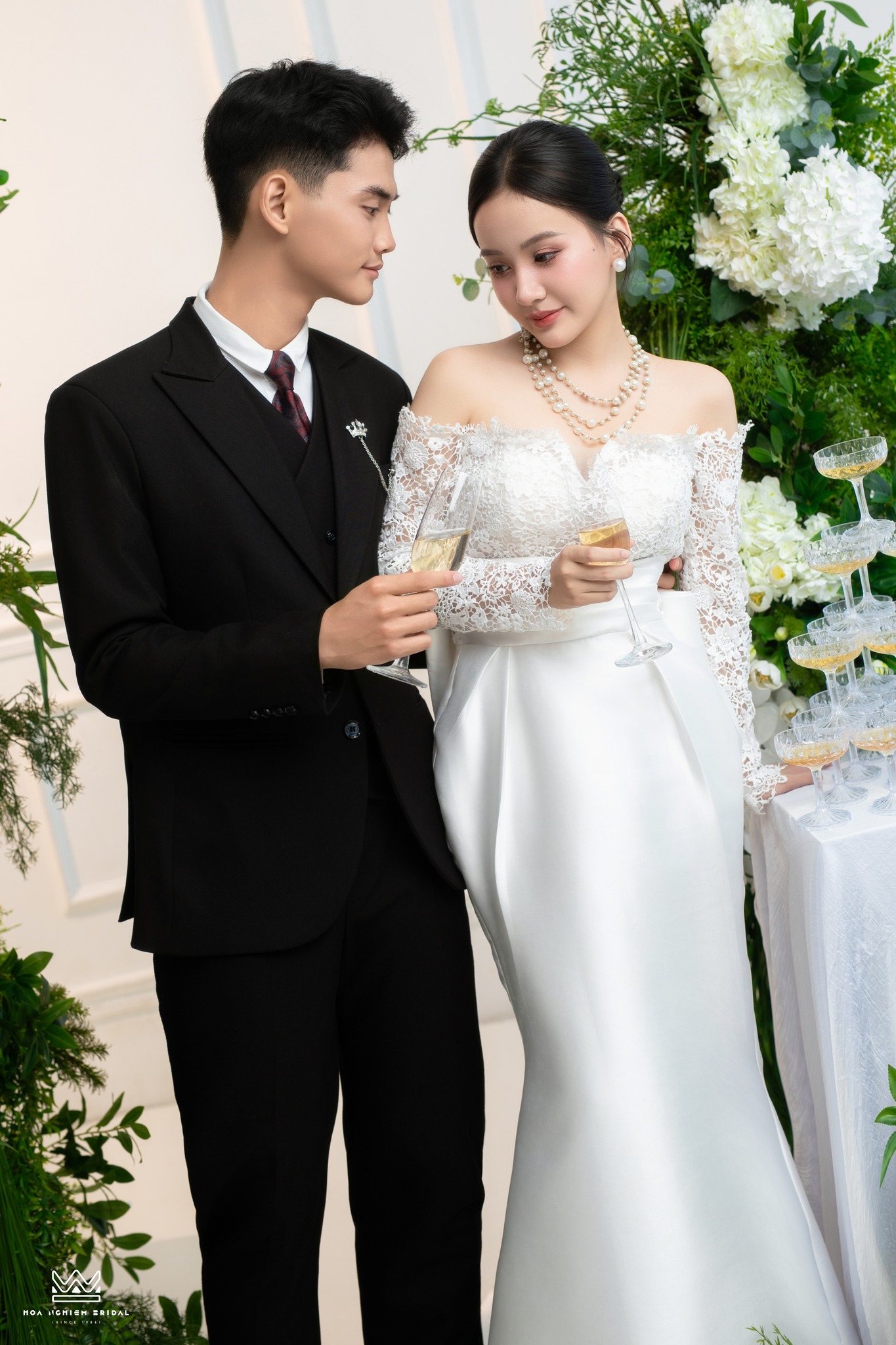 Chụp ảnh cưới Studio sắc xanh với khoảnh khắc tương tác tự nhiên, nhẹ nhàng tại Hoa Nghiêm Bridal