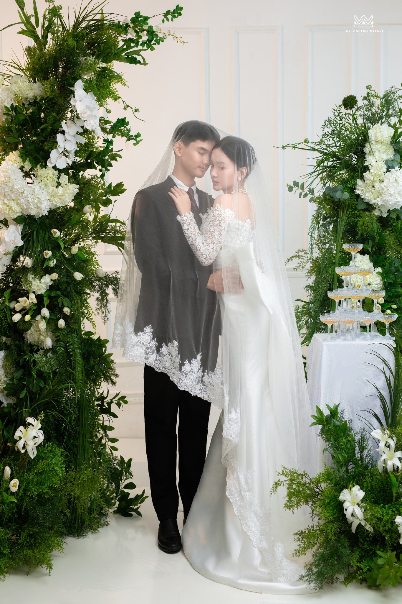 Chụp ảnh cưới Studio sắc xanh với khoảnh khắc lãng mạn dưới lớp voan mềm mại tại Hoa Nghiêm Bridal