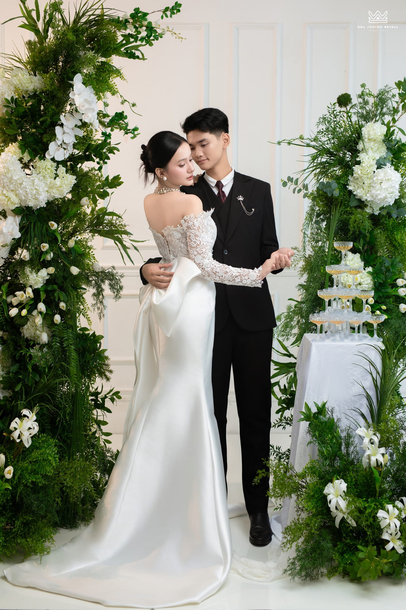 Chụp ảnh cưới phim trường tại Huế với concept lãng mạn, không gian trang trí hoa tinh tế