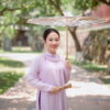 Việt phục cô dâu chụp chân dung ngoài trời