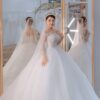 Váy cưới cổ tròn tay dài phối ren xuyên thấu dáng ball gown bồng bềnh trong studio sang trọng tại Huế