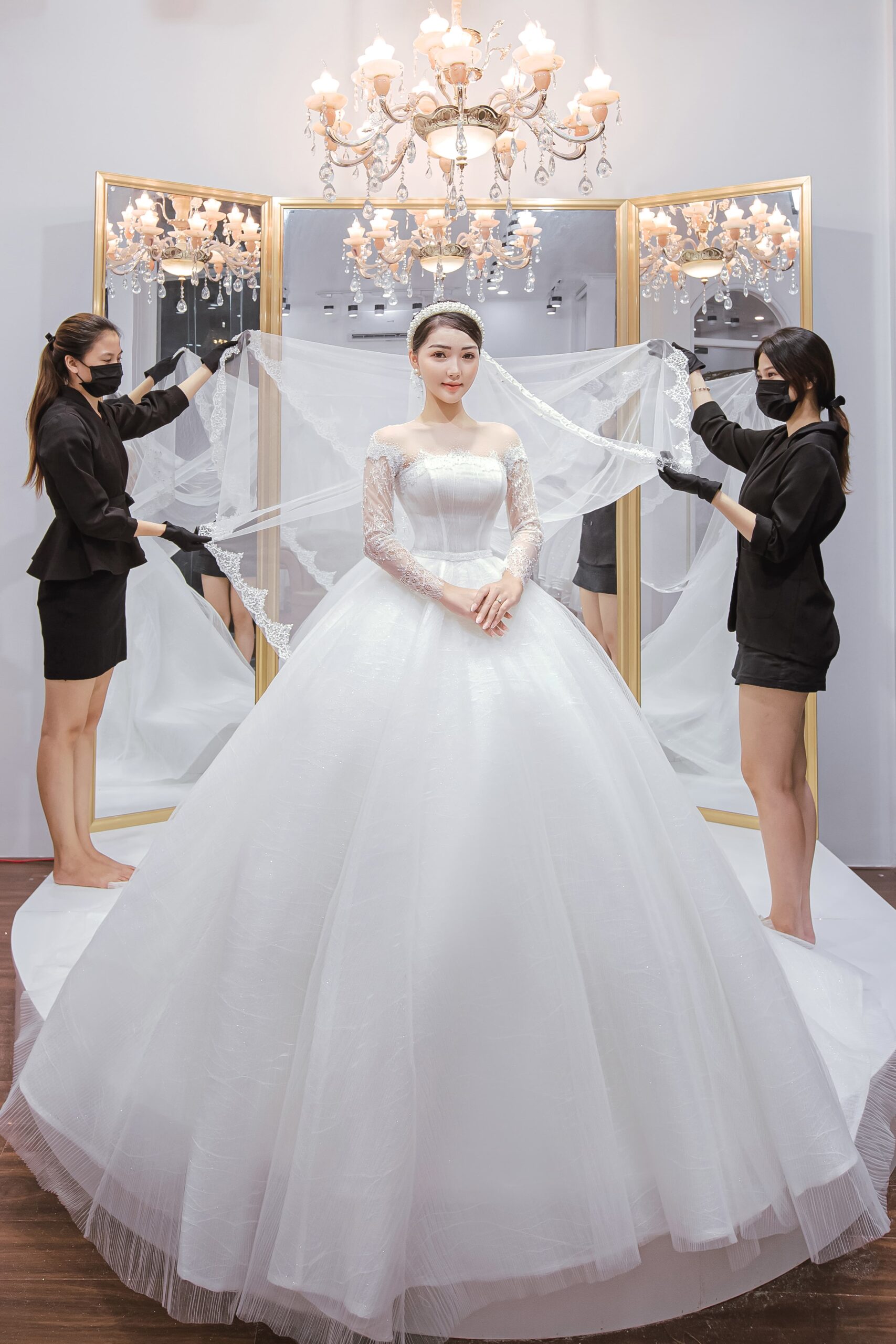 Celina Shimmer - Váy cưới cổ tròn tay dài phối ren xuyên thấu