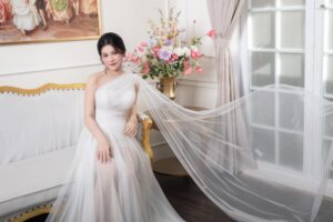 Chụp ảnh cưới phim trường phong cách nhẹ nhàng với cô dâu váy cưới bay bổng trong không gian nội thất cổ điển tại Hoa Nghiêm Bridal.