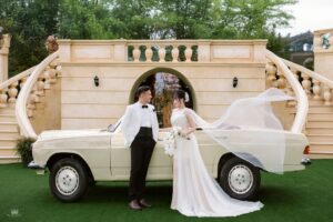 Chụp ảnh cưới phim trường với concept xe cổ tại Huế mang phong cách sang trọng, kết hợp váy cưới bay và trang điểm tinh tế tạo nên bộ ảnh Pre-wedding đẳng cấp.