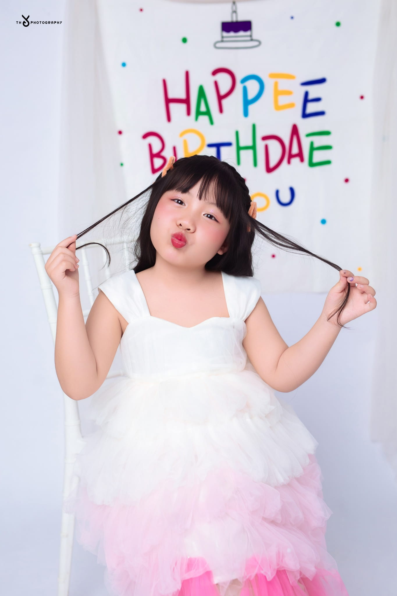 Chụp ảnh em bé ở Huế với concept sinh nhật sáng tạo, ghi lại những khoảnh khắc tinh nghịch và đáng yêu của bé trong studio chuyên nghiệp.