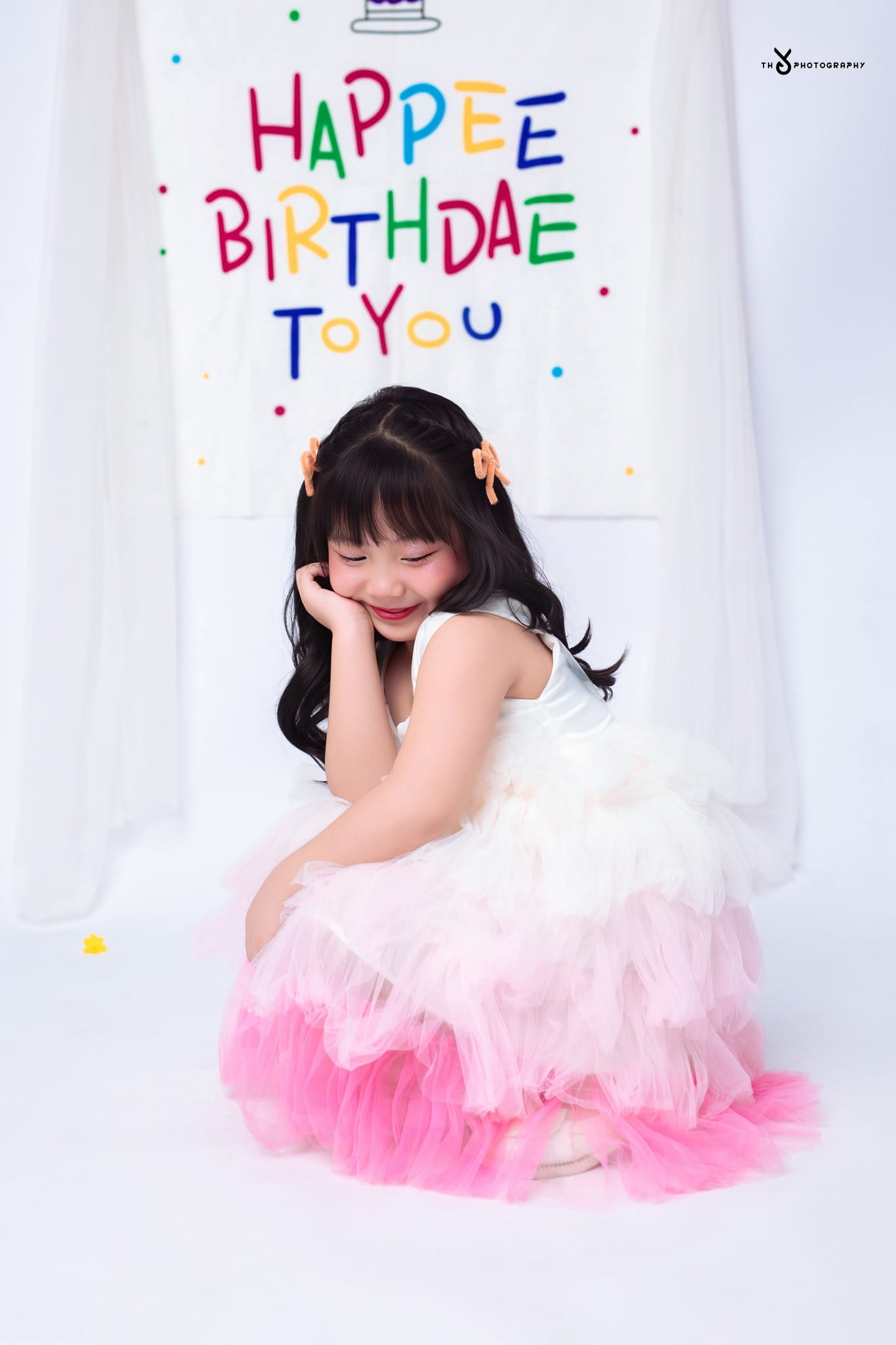 Concept sinh nhật cho bé Mio với phong cách nhẹ nhàng, trong trẻo tại studio chụp ảnh em bé và gia đình uy tín tại Huế, ghi lại khoảnh khắc tự nhiên đáng yêu của bé.