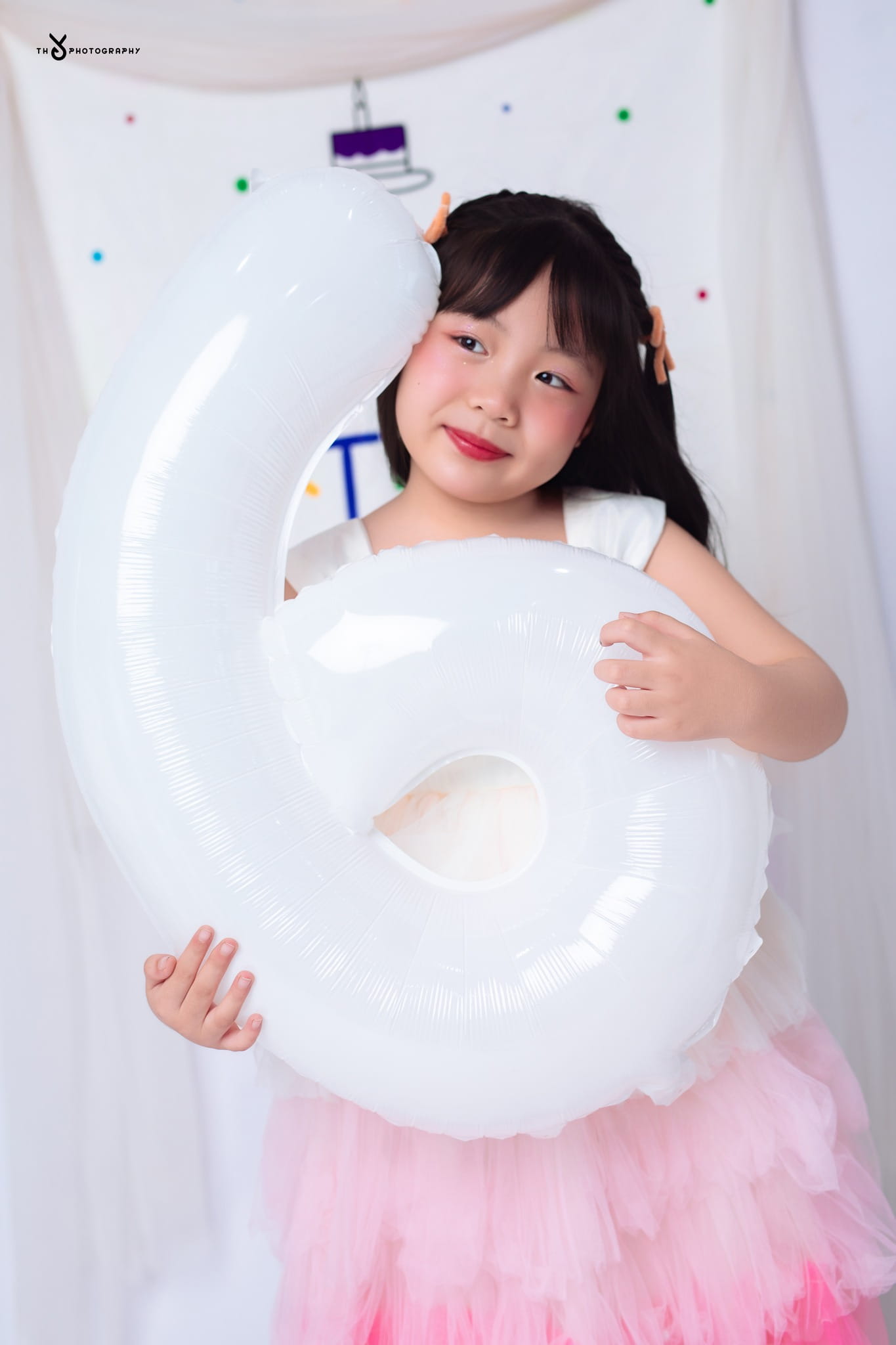 Concept sinh nhật cho bé với phong cách cảm xúc tự nhiên, ghi lại những biểu cảm tinh tế trong chụp ảnh trẻ em tại Huế.