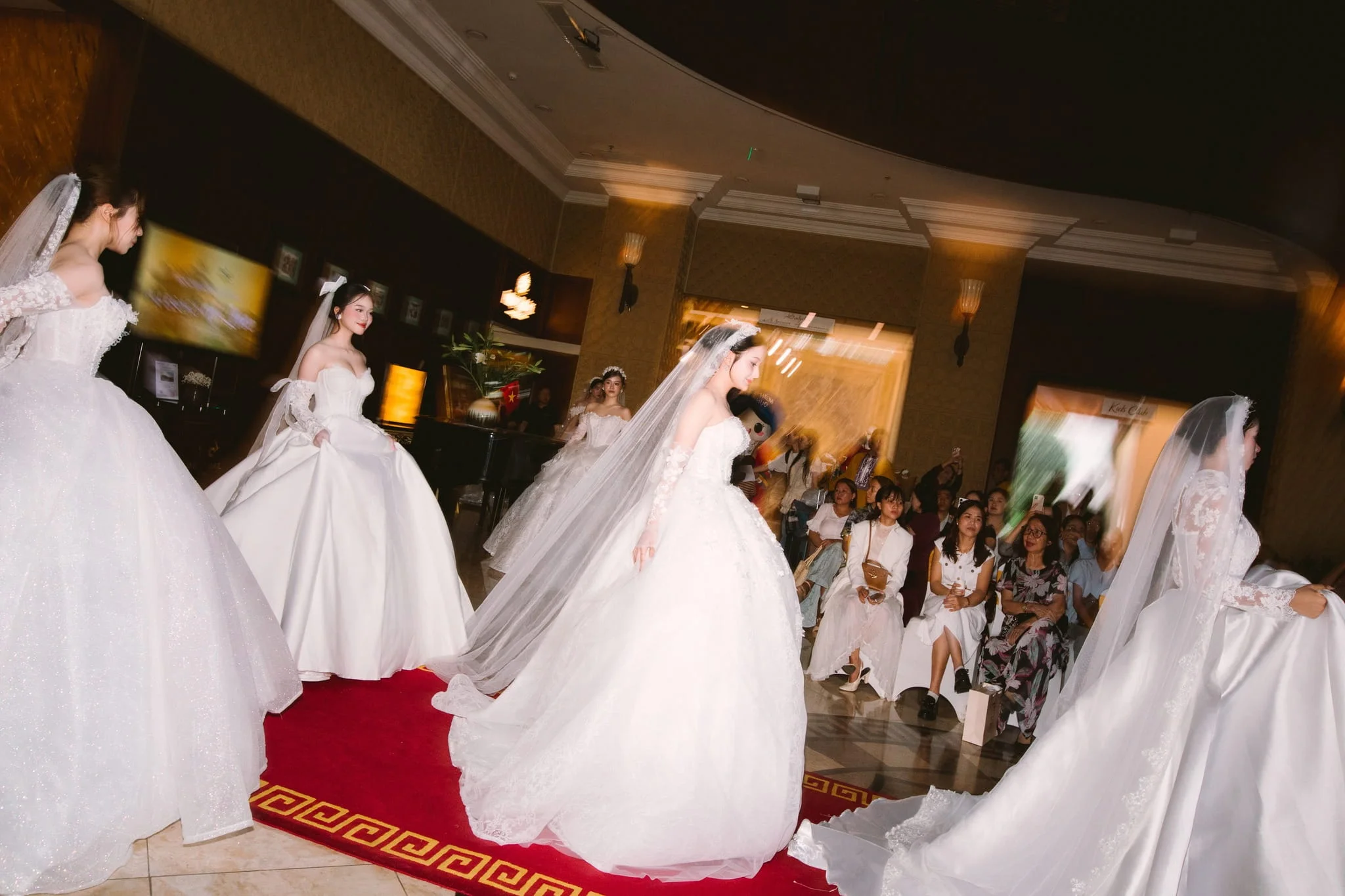 Dàn người mẫu catwalk trong BST váy cưới cao cấp “A Legacy of Love”