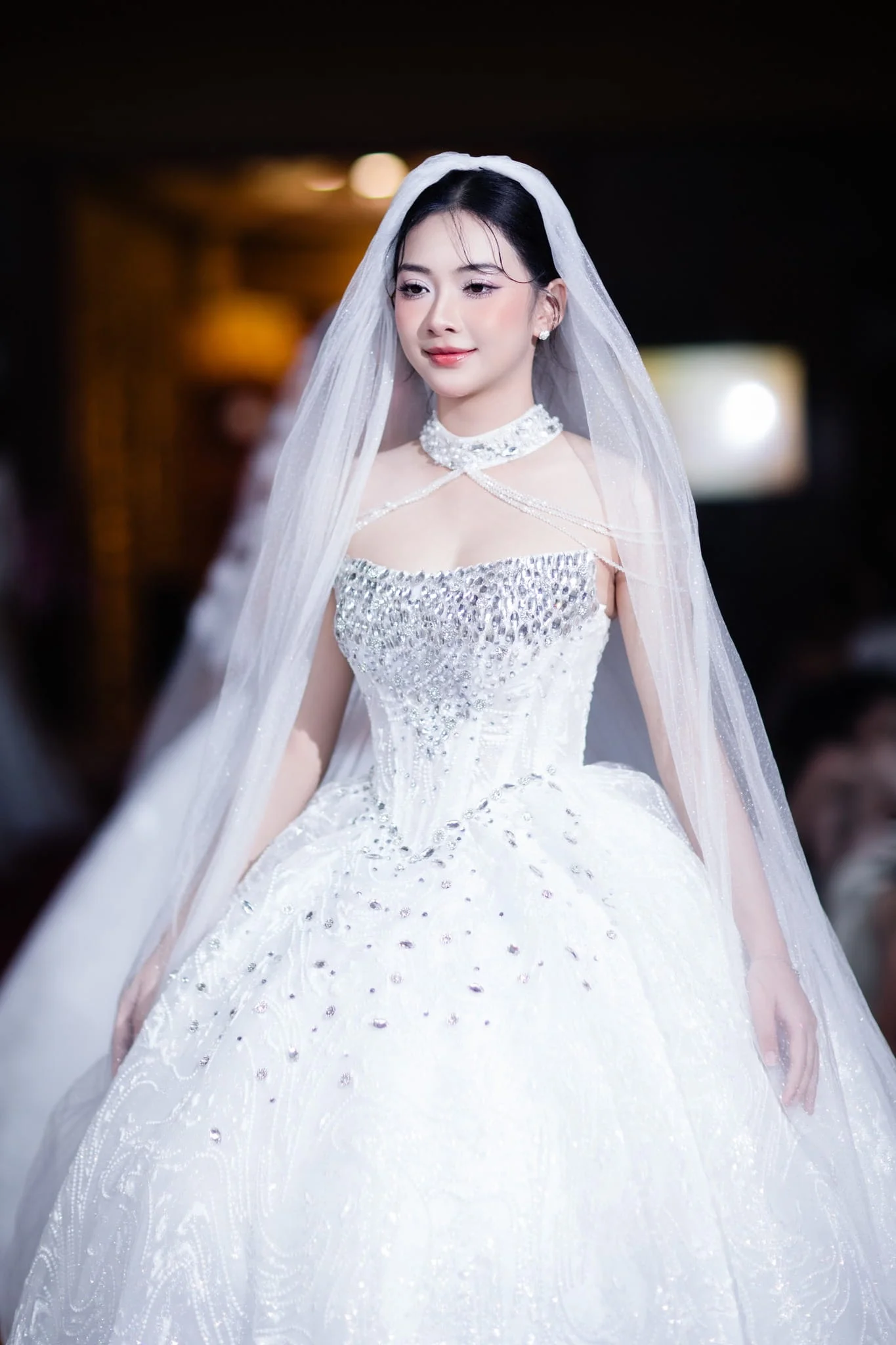Một thiết kế vô cùng sang trọng và bắt mắt thuộc BST váy cưới cao cấp “A Legacy of Love”