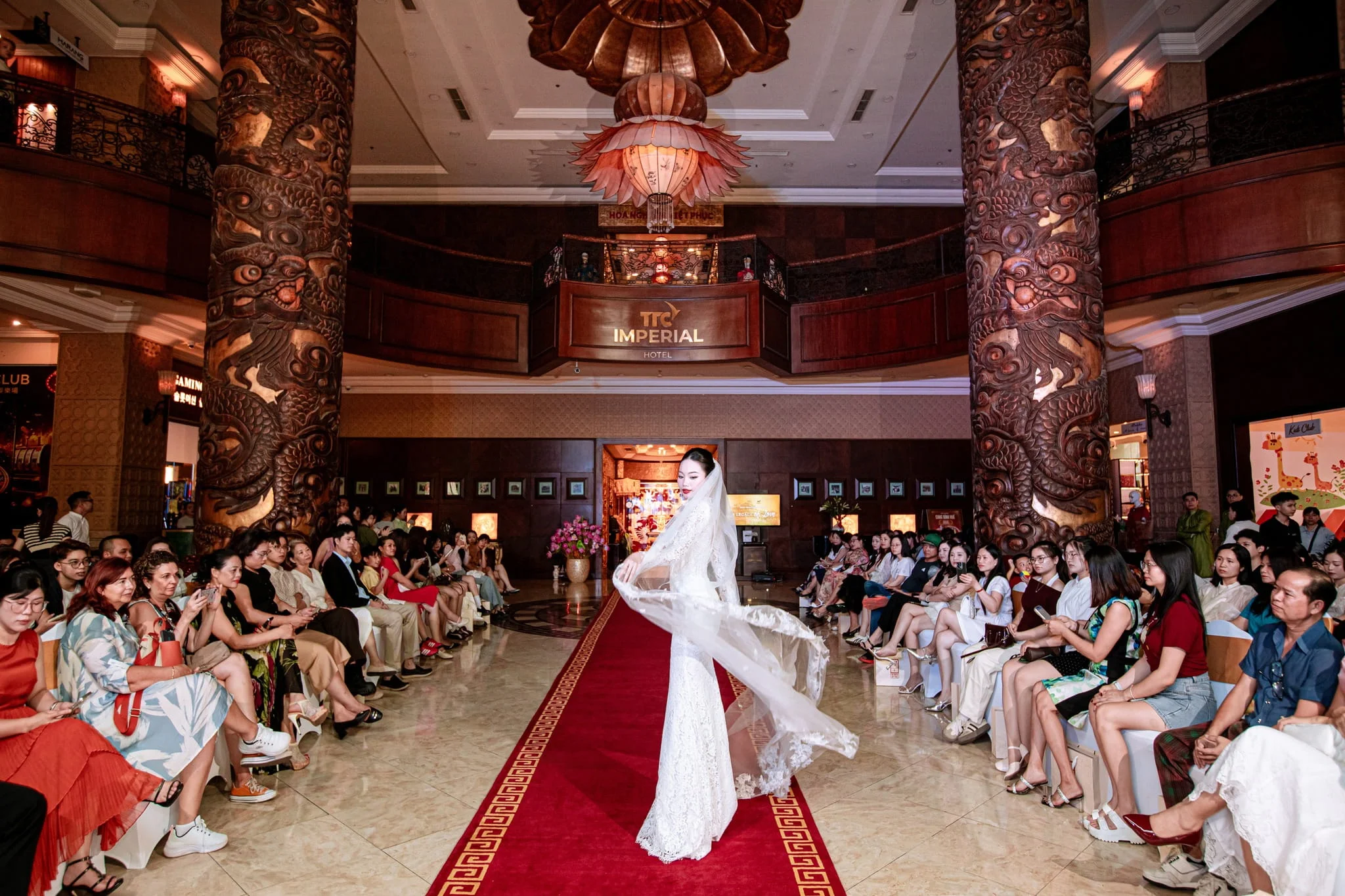 Show trình diễn thời trang váy cưới cao cấp mang tên “A Legacy of Love” của Hoa Nghiêm Bridal