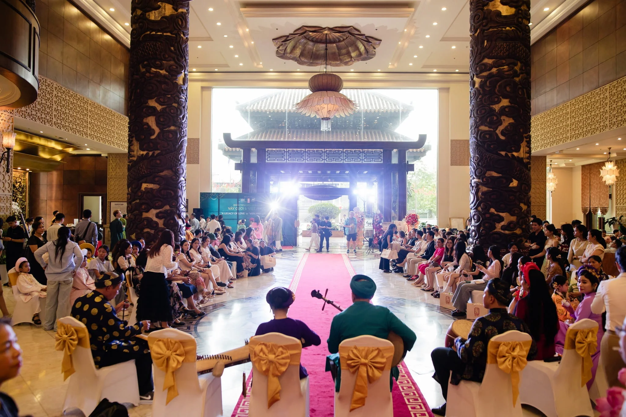 Ca Huế là tiết mục mở màn cho Show diễn thời trang váy cưới “A Legacy of Love” của thương hiệu Hoa Nghiêm Bridal