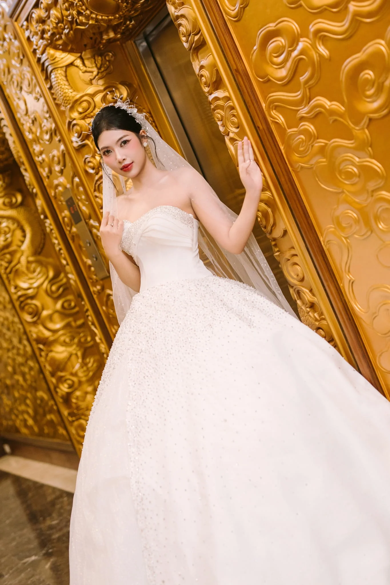 Một thiết kế cúp ngực đính hạt vô cùng tinh tế thuộc BST váy cưới cao cấp “A Legacy of Love” của thương hiệu Hoa Nghiêm Bridal