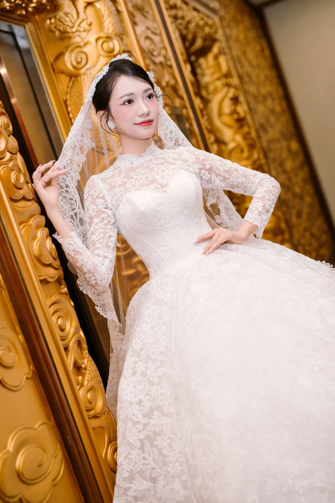 Một thiết kế ren kết hợp voan đội đầu trong BST váy cưới cao cấp “A Legacy of Love”