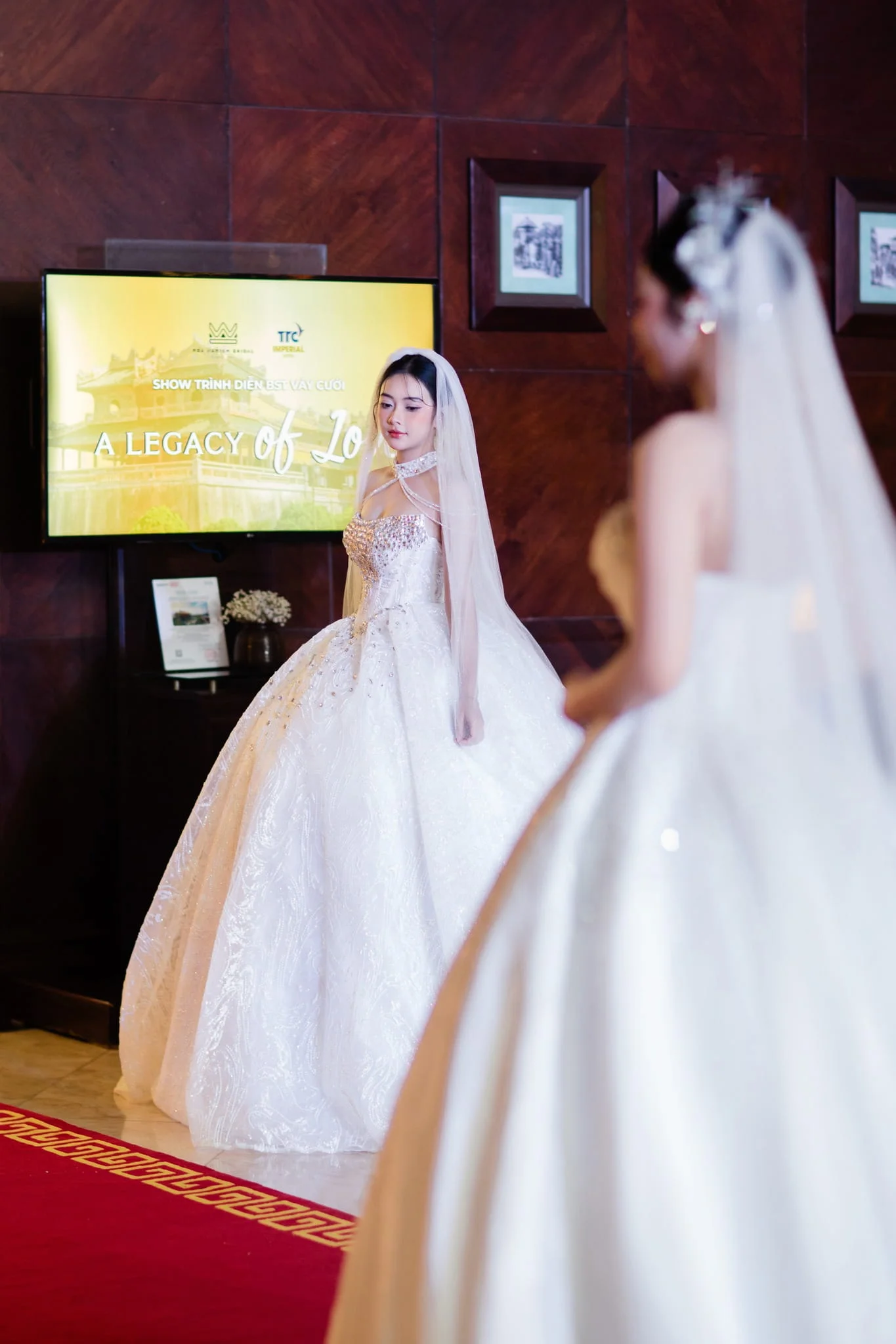 Phần trình diễn bộ sưu tập váy cưới cao cấp “A Legacy of Love” của Hoa Nghiêm Bridal