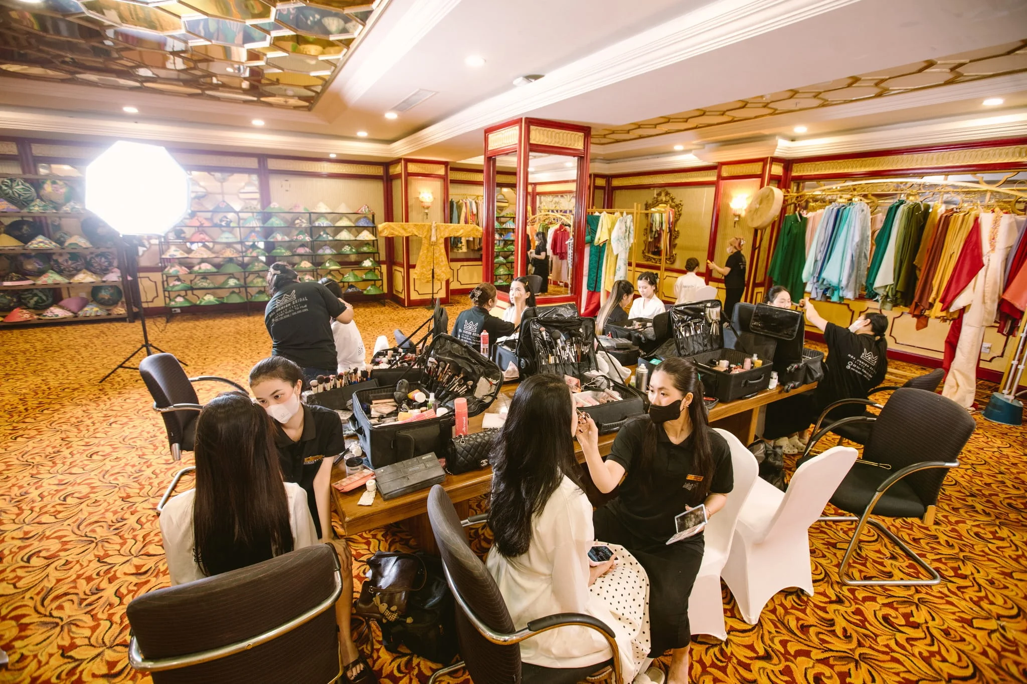 Hậu trường make-up để chuẩn bị cho show diễn