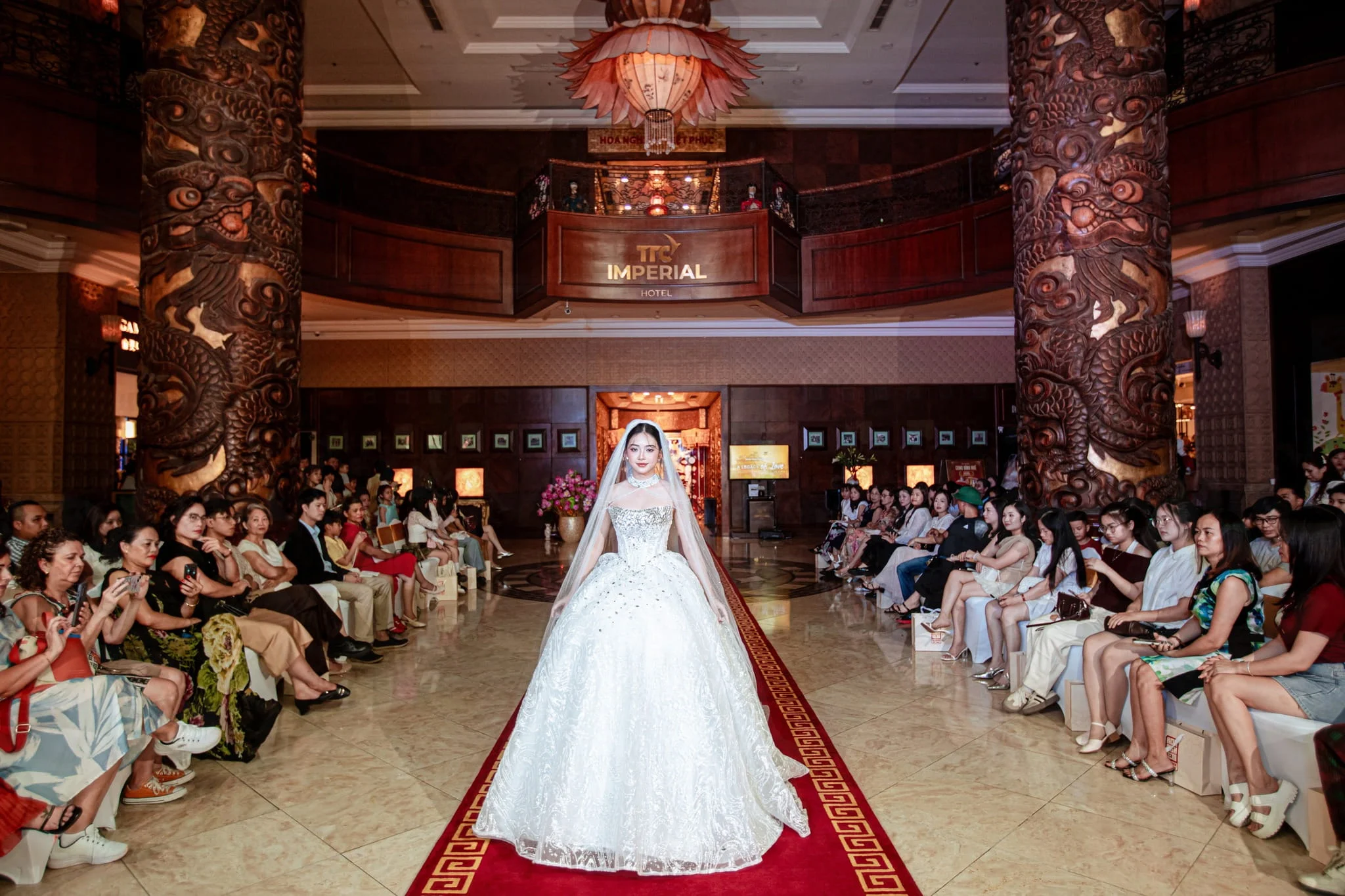 Phần trình diễn bộ sưu tập váy cưới cao cấp “A Legacy of Love” của thương hiệu Hoa Nghiêm Bridal