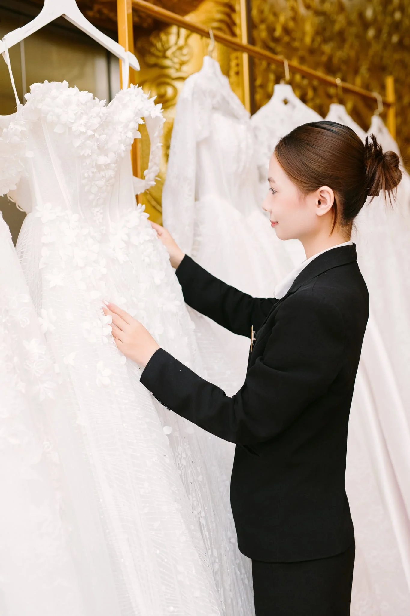 Hậu trường bộ phận thiết kế trang phục đang kiểm tra lại BST váy cưới cao cấp A Legacy of Love trước giờ diễn