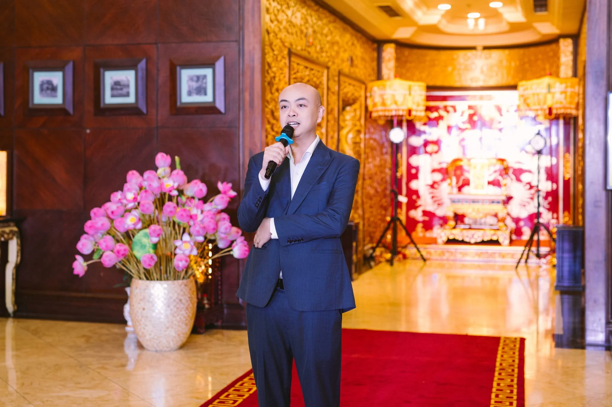 Giám đốc công ty Hoa Nghiêm phát biểu tại chương trình trình diễn thời trang váy cưới của thương hiệu Hoa Nghiêm Bridal
