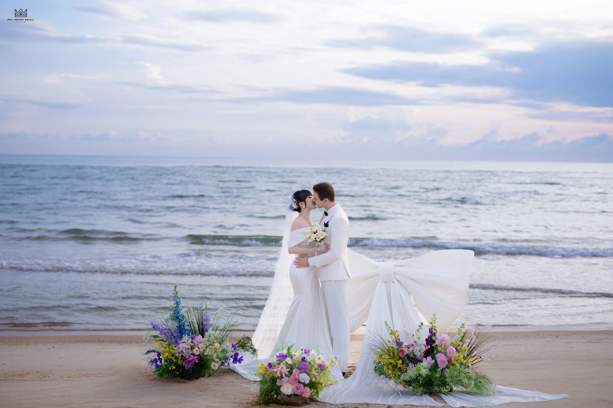 Đến Huế chụp ảnh cưới tại biển là một trải nghiệm đáng nhớ cho các cặp đôi