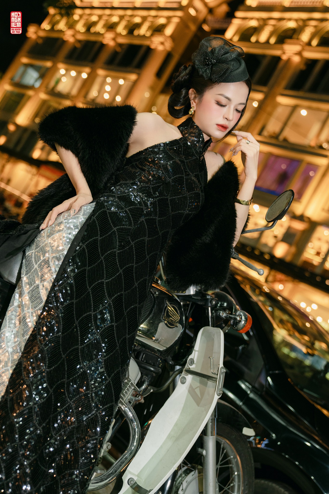 Makeup tiệc tone cam đất nâu trầm nổi bật giữa phố đêm, kết hợp làm tóc cổ điển và outfit sang trọng