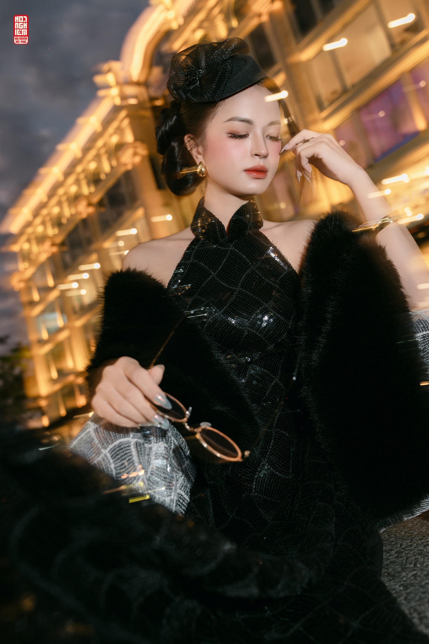 Trang điểm tiệc tại Huế với lớp nền semi-matte và makeup mắt sắc nét, tạo chiều sâu dưới ánh đèn đêm