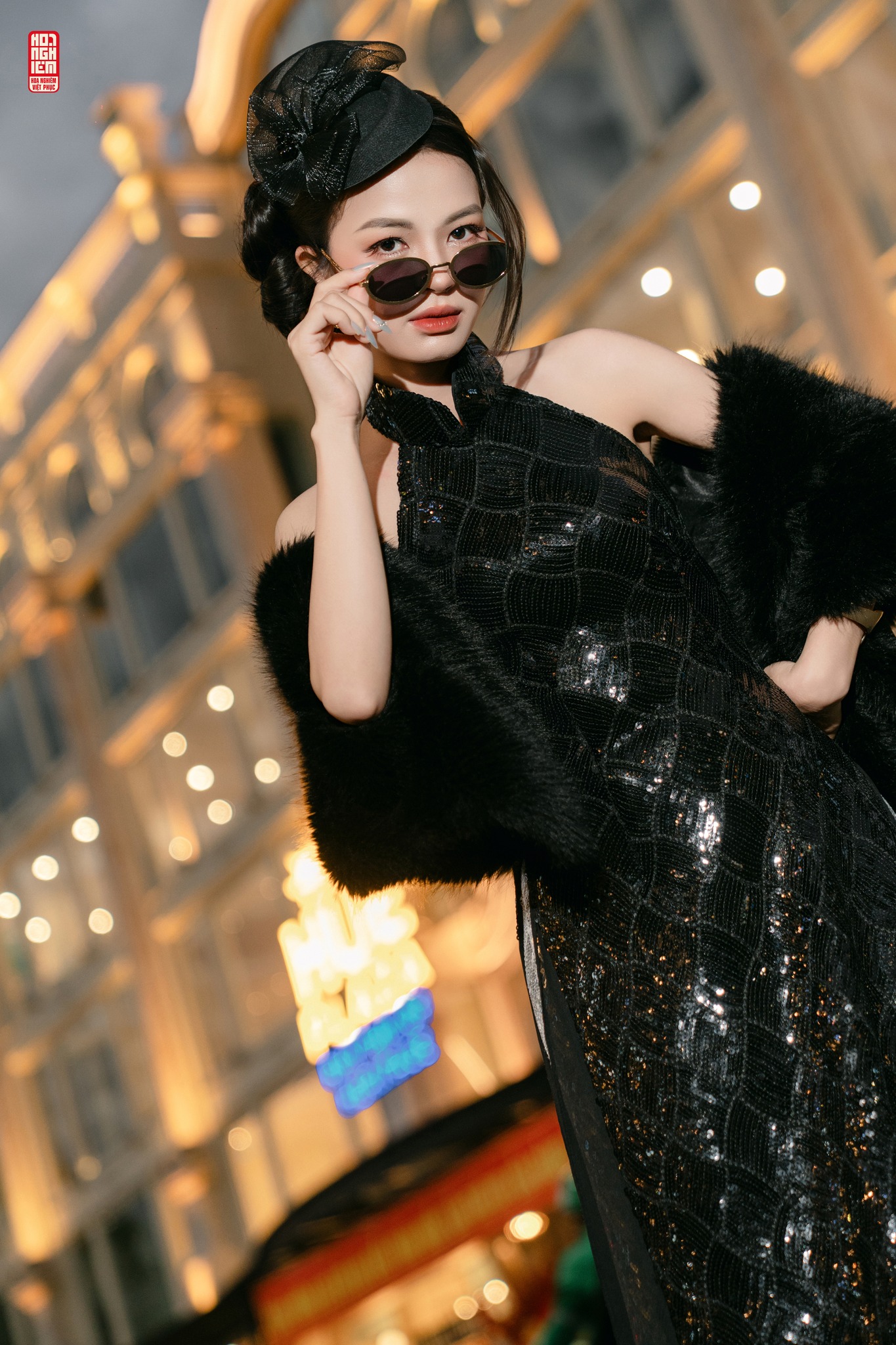 Makeup tiệc cá tính kết hợp làm tóc búi cổ điển và phụ kiện kính tạo phong cách thời trang nổi bật