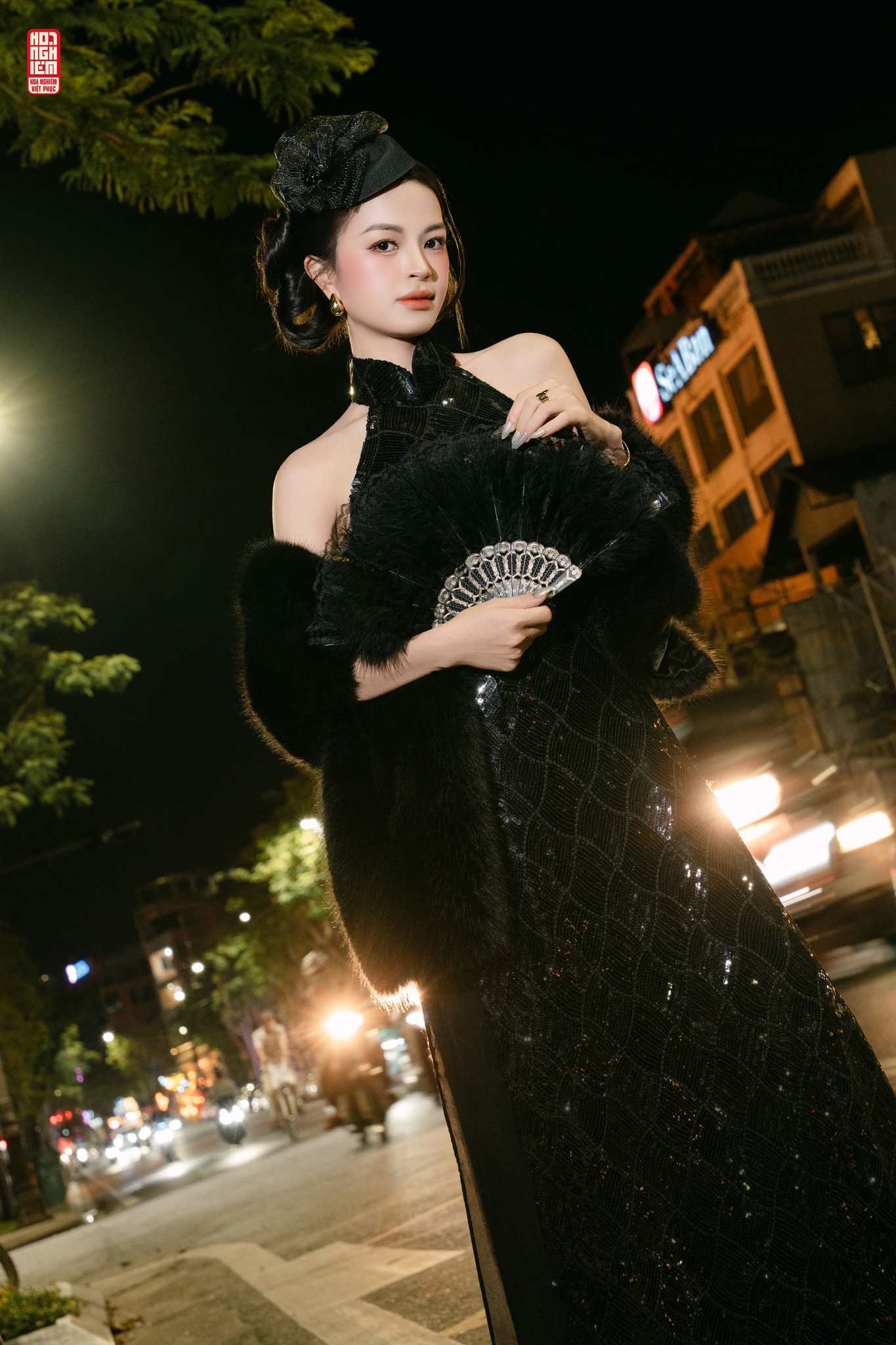 Trang điểm tiệc tại Huế phong cách sang trọng với makeup tone trầm và làm tóc cổ điển nổi bật giữa phố đêm